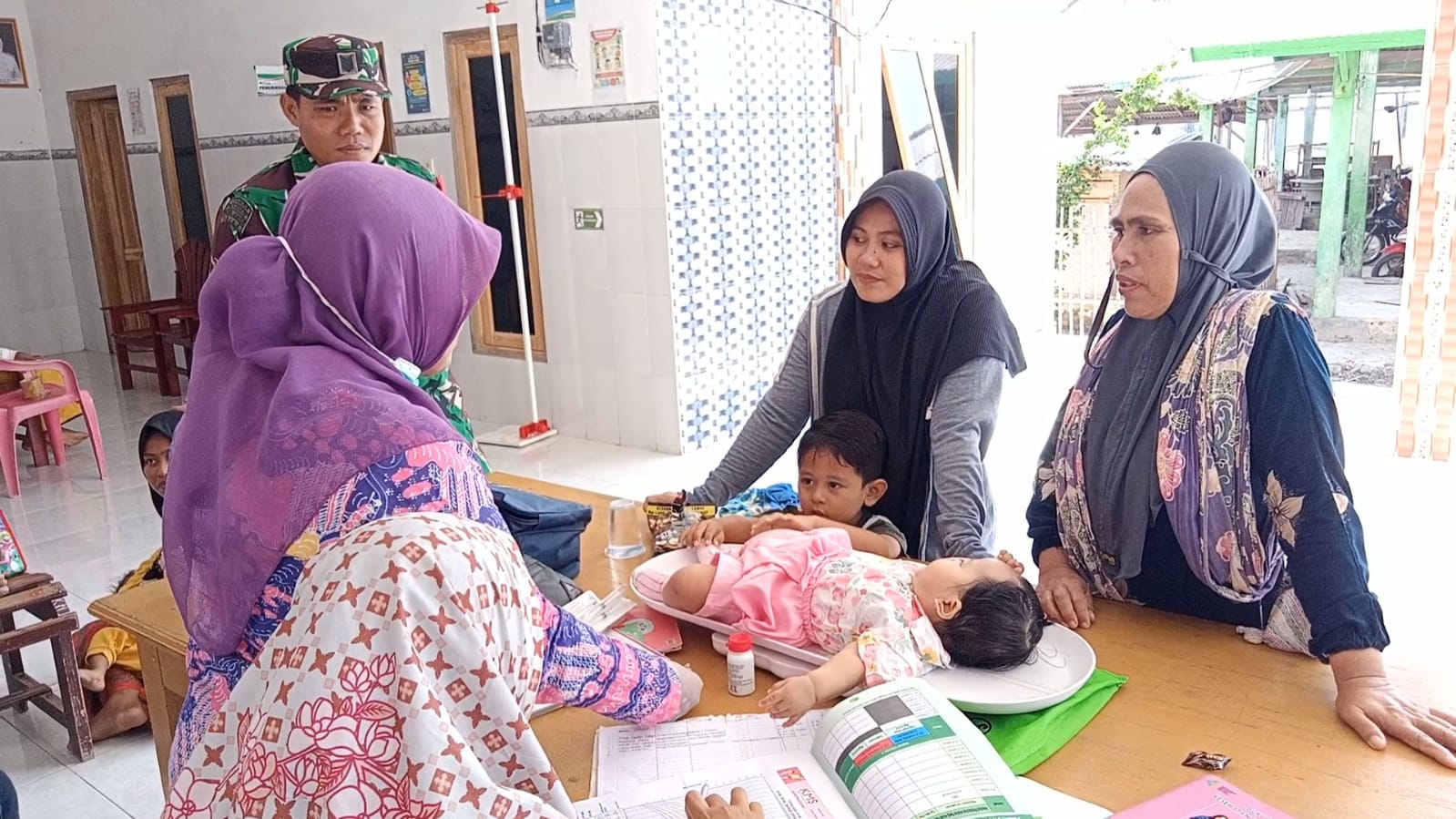 Babinsa Dampingi Petugas Tenaga Kesehatan Laksanakan Posyandu