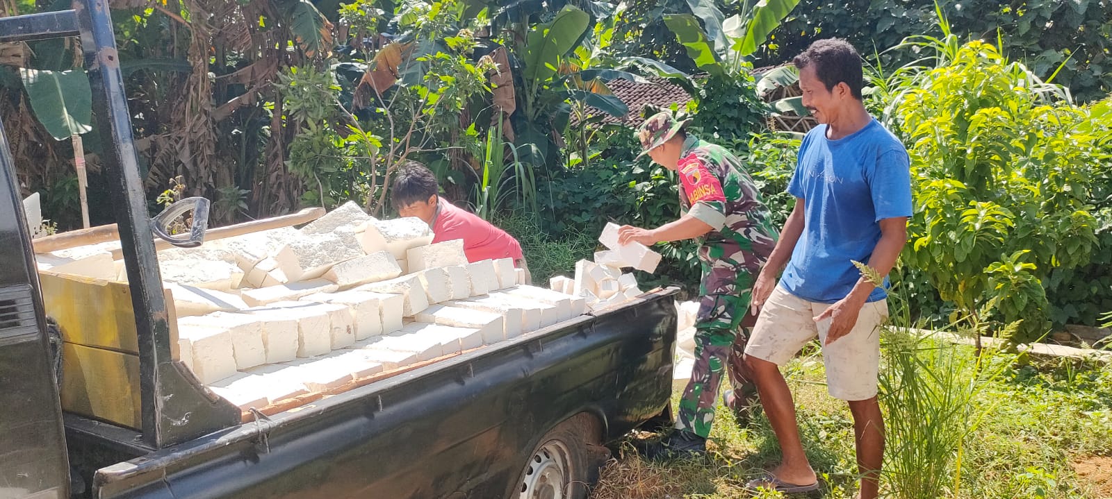 Babinsa Koramil 0827/10 Ambunten Totalitas Gotong Royong Bersama Masyarakat