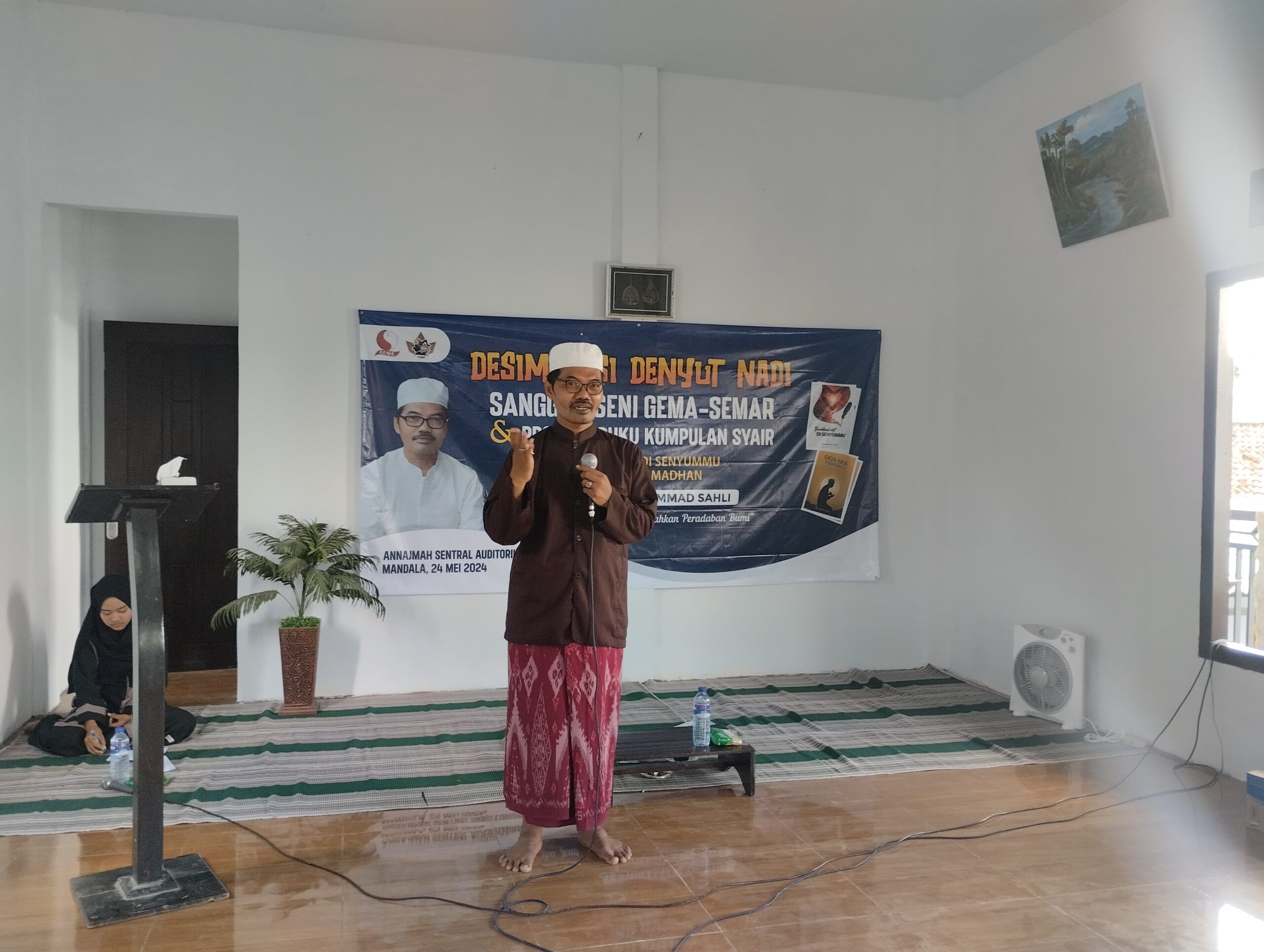 Waritskan Peradaban Pesantren, Romo Yai Sahli Luncurkan Dua Buku Karya Sastranya