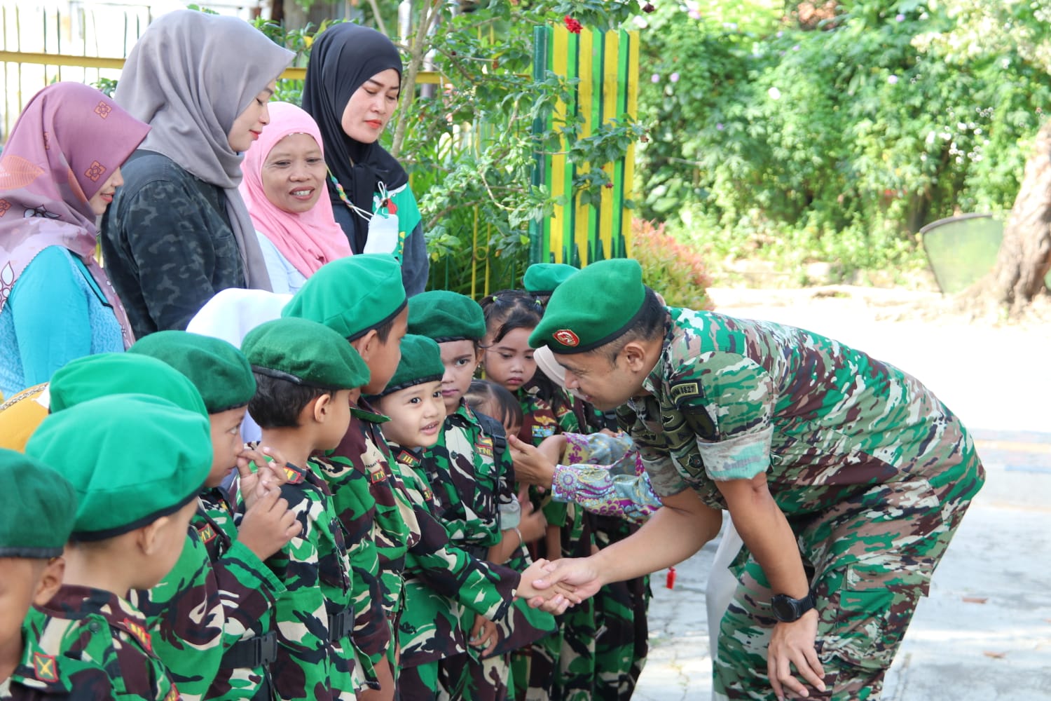 Dandim Bersama Ketua Yayasan Kartika Jaya Koordinator Kodim 0827/Sumenep Kunjungi TK Kartika IV-87