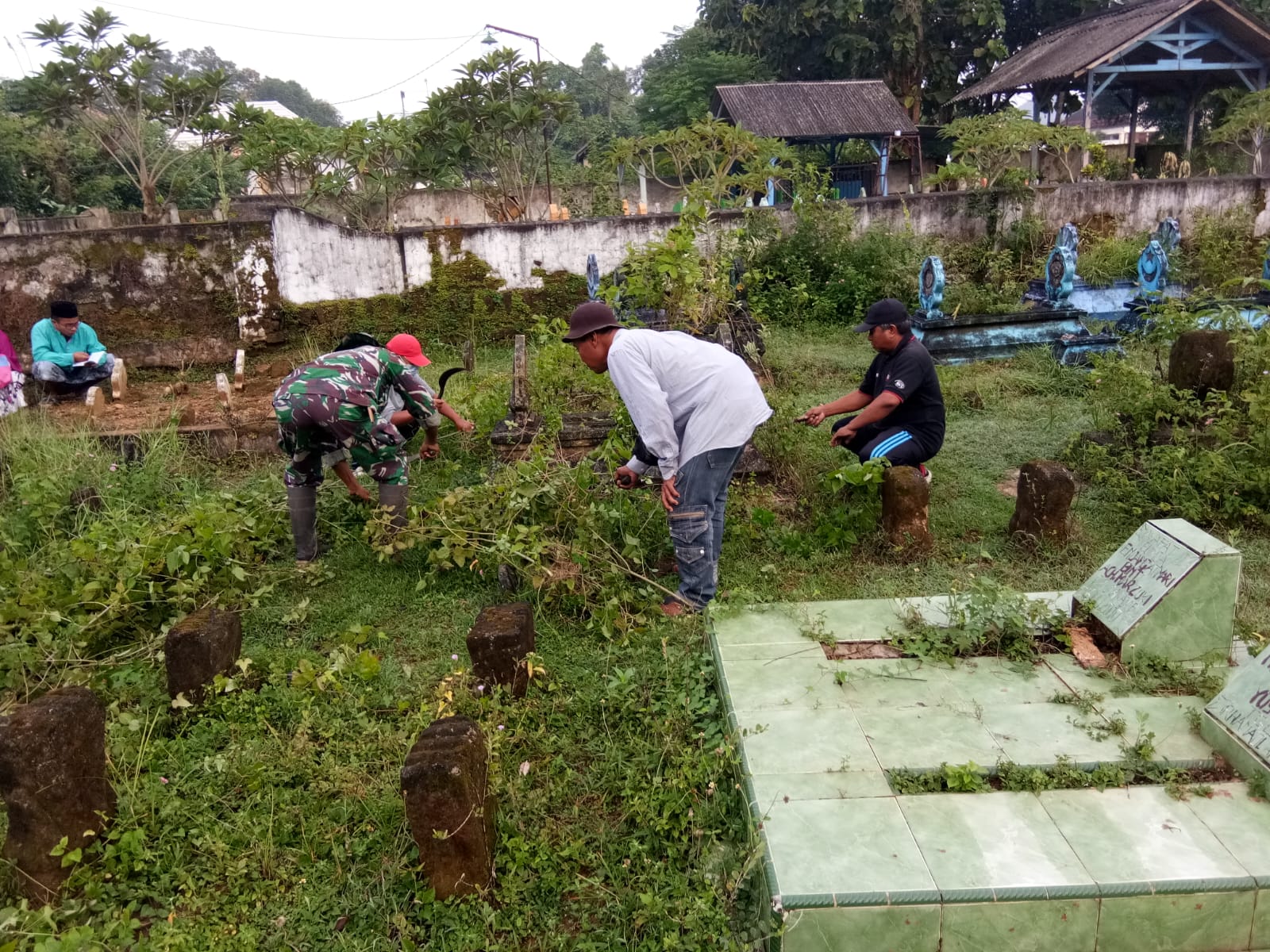 Budayakan Gotong Royong Babinsa 08/Ganding Kerja Bakti Bersihkan Makam