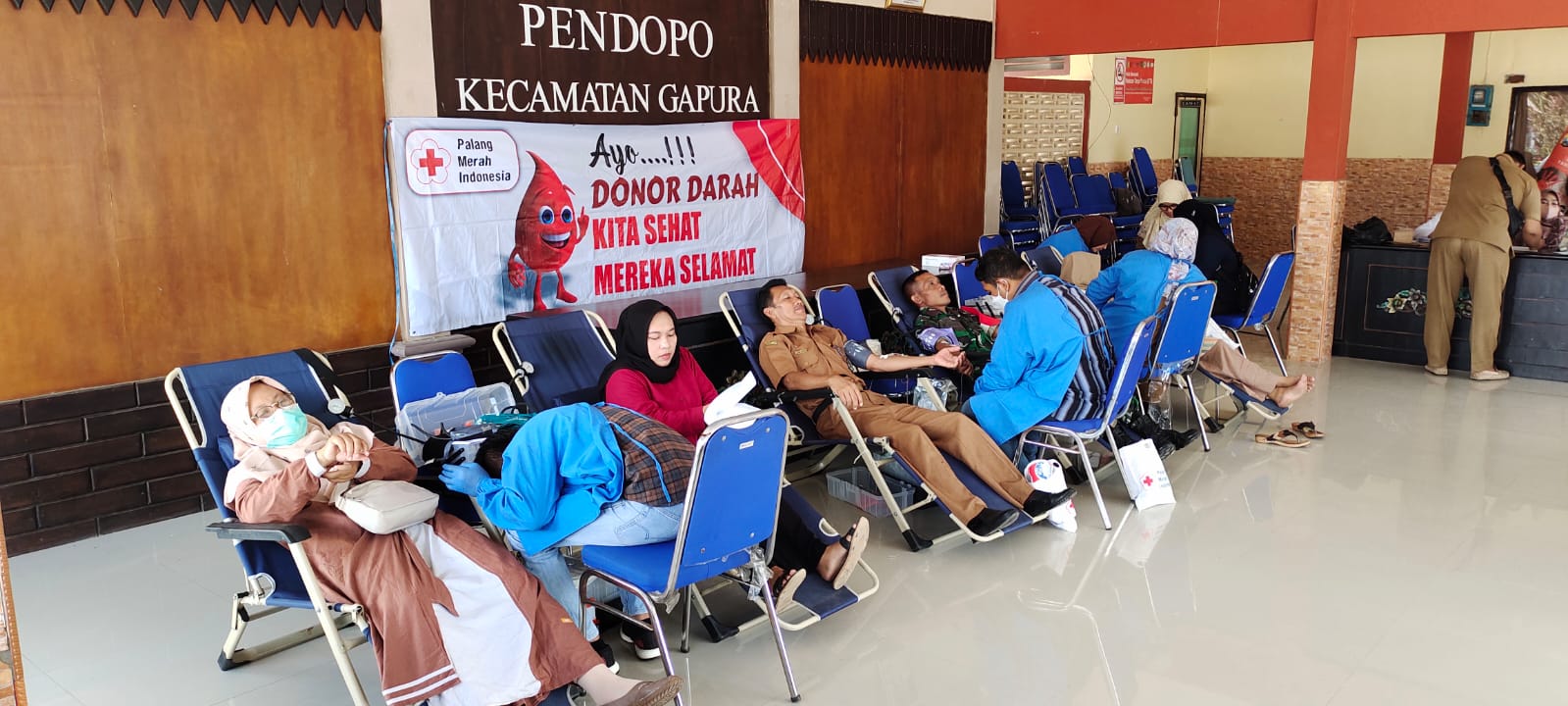 Peduli Sesama, Babinsa  Koramil 0827/16 Gapura Donor Darah