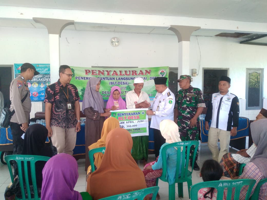 Pastikan Tepat Sasaran, Babinsa Kawal Penyaluran BLT di Kecamatan Ganding