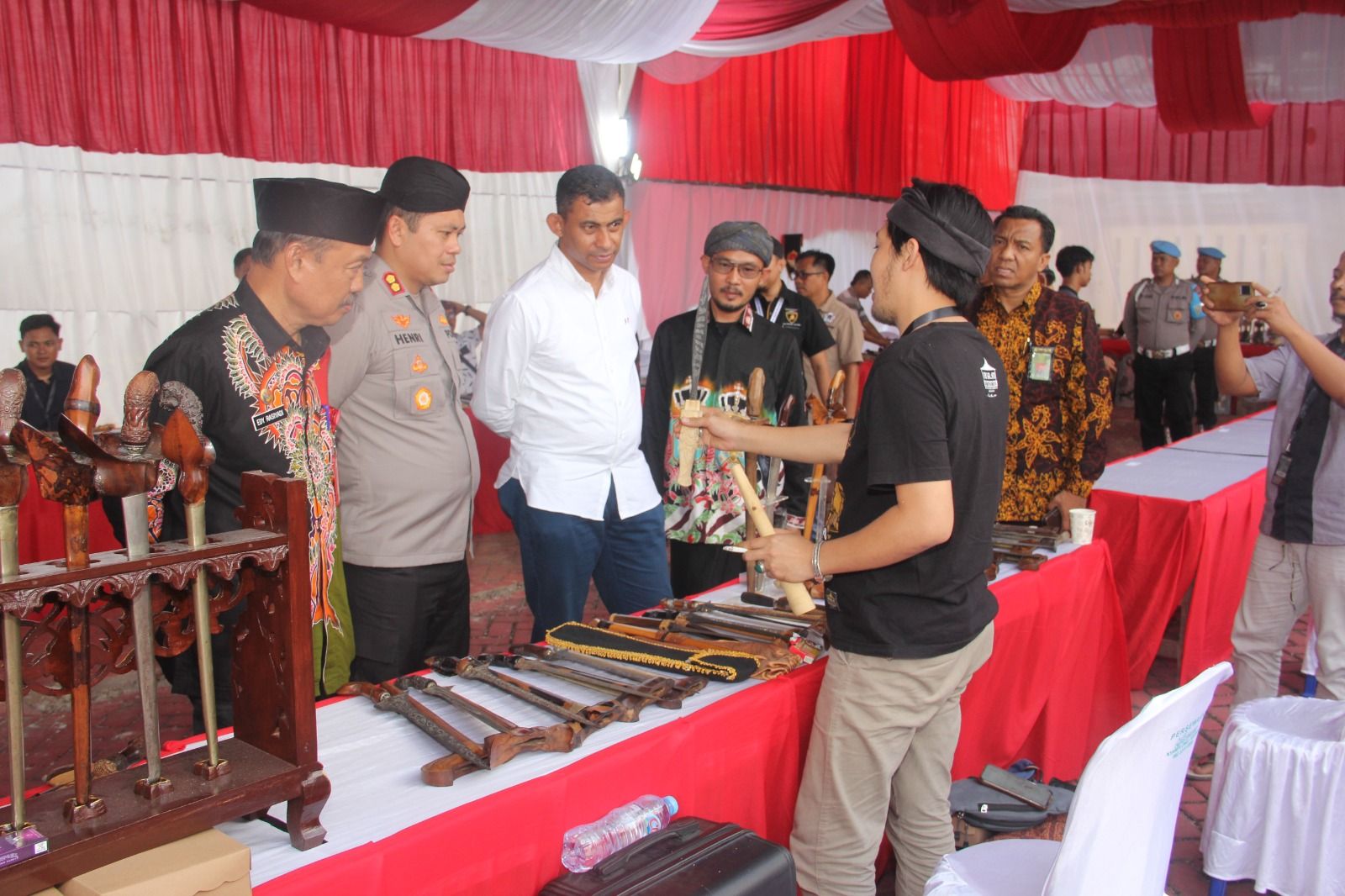Perdana! Polres Sumenep Fasilitasi Pameran Keris dan Batu Akik se Indonesia Perdana! Polres Sumenep Fasilitasi Pameran Keris dan Batu Akik se Indonesia