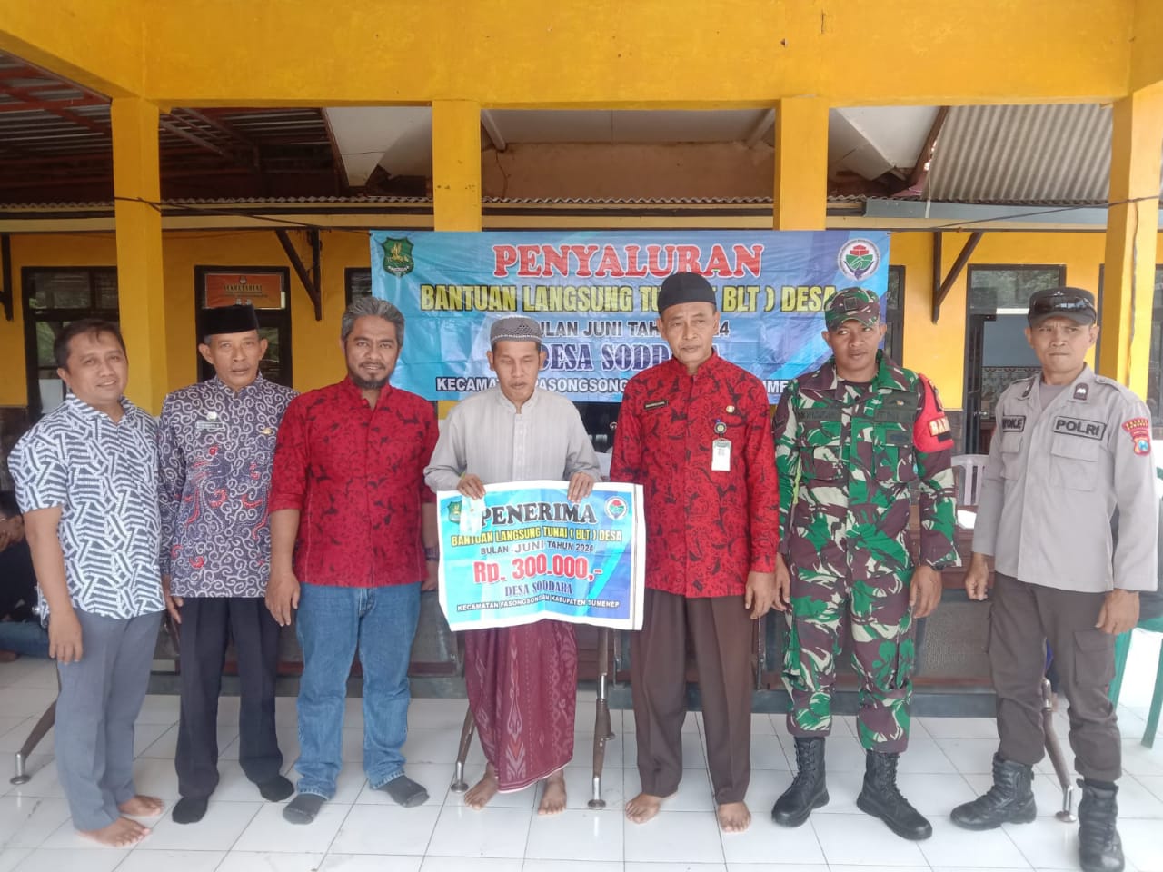 Babinsa Kawal Penyaluran BLT Desa Soddara Kecamatan Pasongsongan
