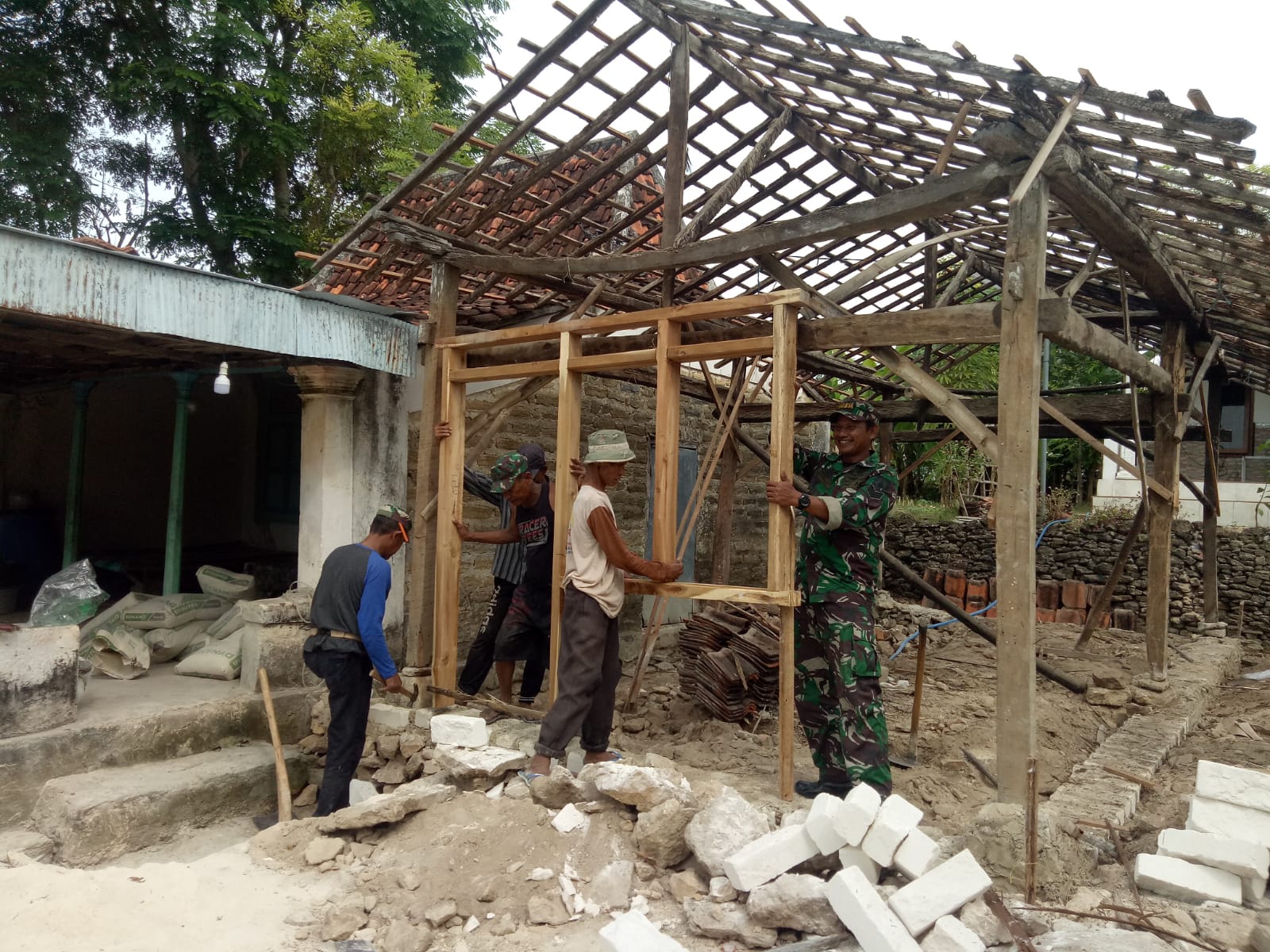 Setia Bersama Rakyat, Babinsa Guluk-Guluk Bantu Renovasi Rumah Warga
