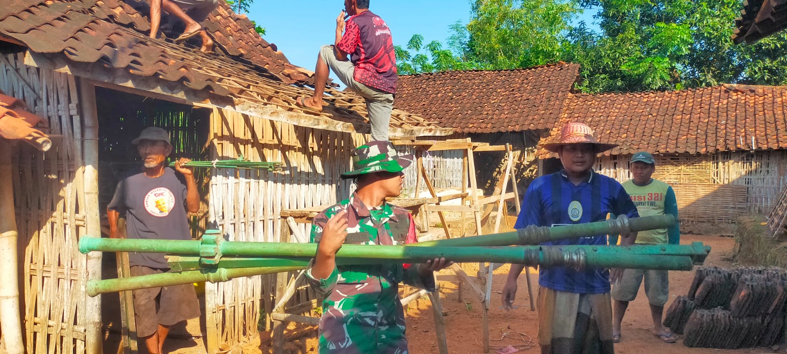 Kebersamaan Babinsa dan Warga Gotong Royong Bongkar Rumah Tingal Layak Huni di Desa Gadu barat