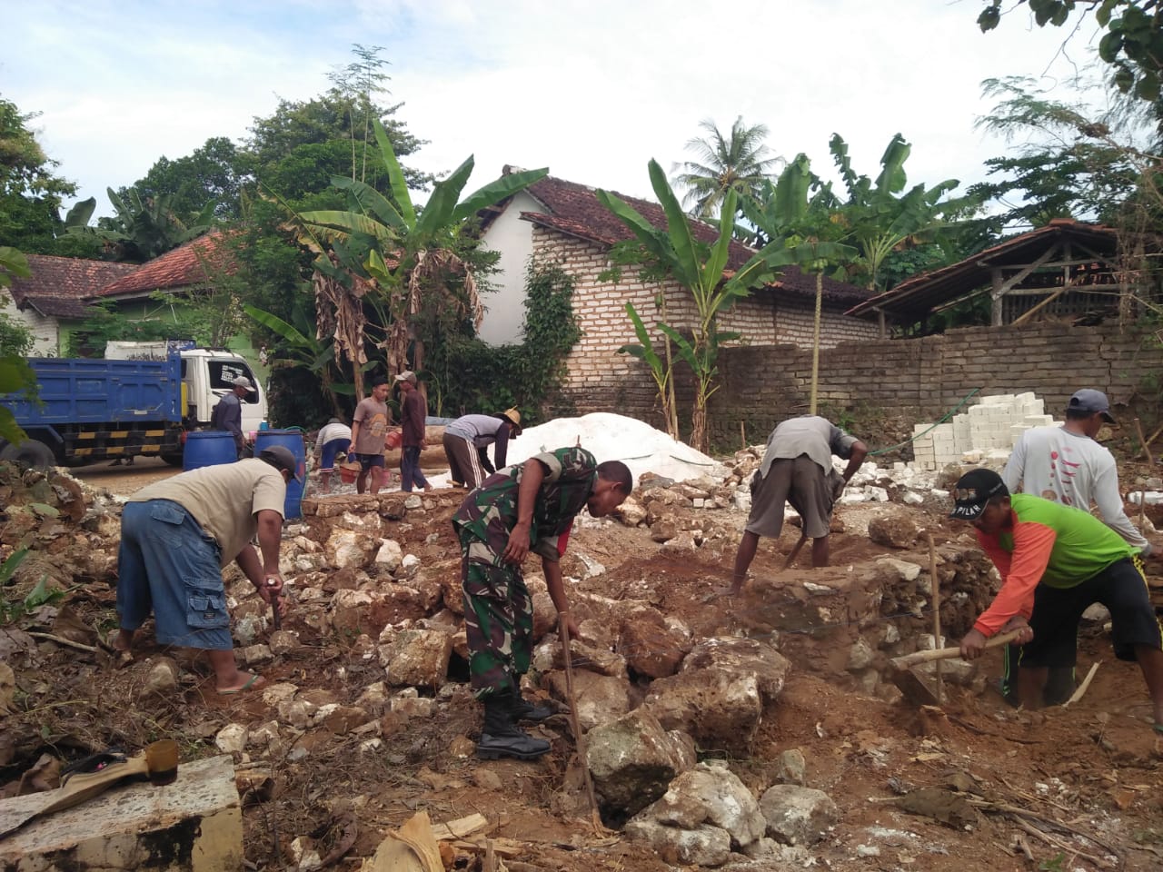 Peduli Binaan, Babinsa Koramil 16/Gapura Kerja bakti Pembuatan pondasi Rumah Warga