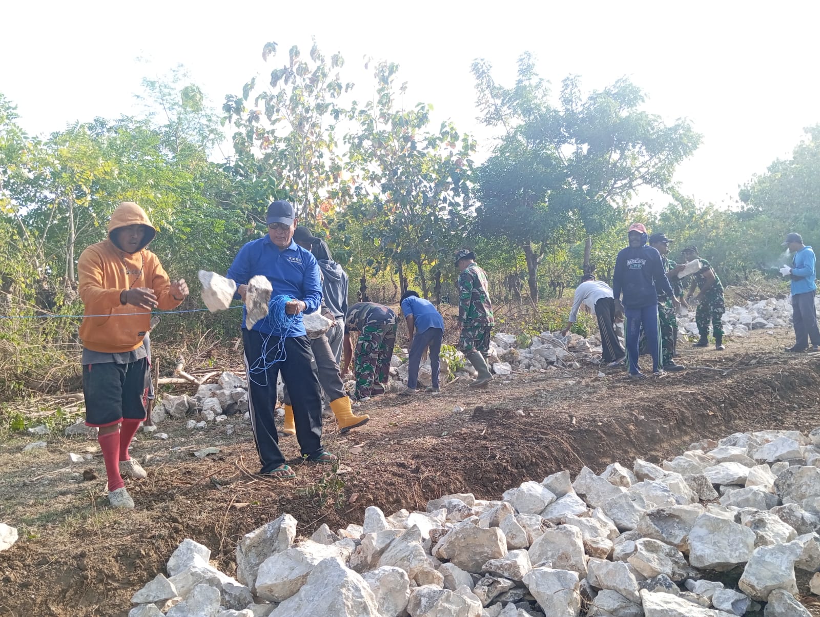 Satgas TMMD 121 Kodim 0827/Sumenep Lakukan Pemasangan Batu Makadam