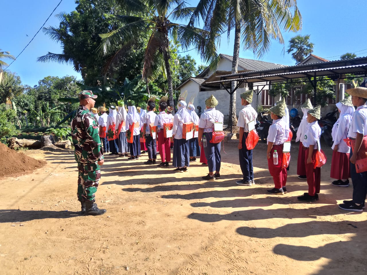 Babinsa Dasuk Latih PBB dan Kedisiplinan Kepada Siswa Siswi Saat MPLS