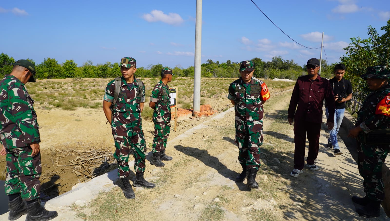 Dandim 0827/Sumenep Tinjau  Kegiatan Fisik TMMD 121 di Desa Buddi Arjasa