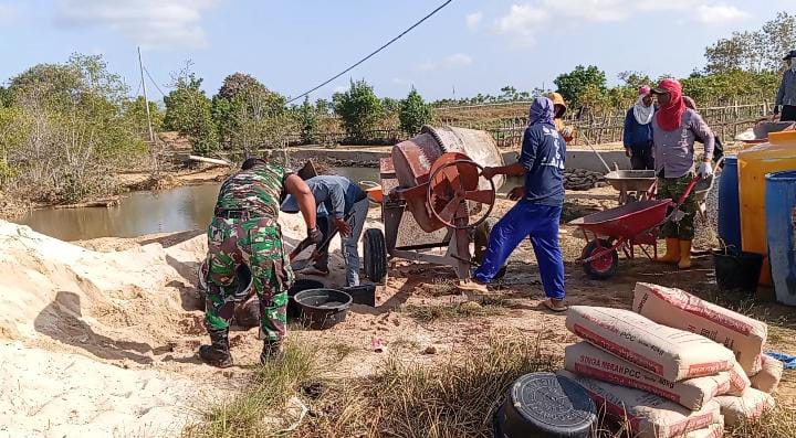 Anggota Satgas TMMD Bersama Warga Angkut Material Pasir Pengecoran Jalan