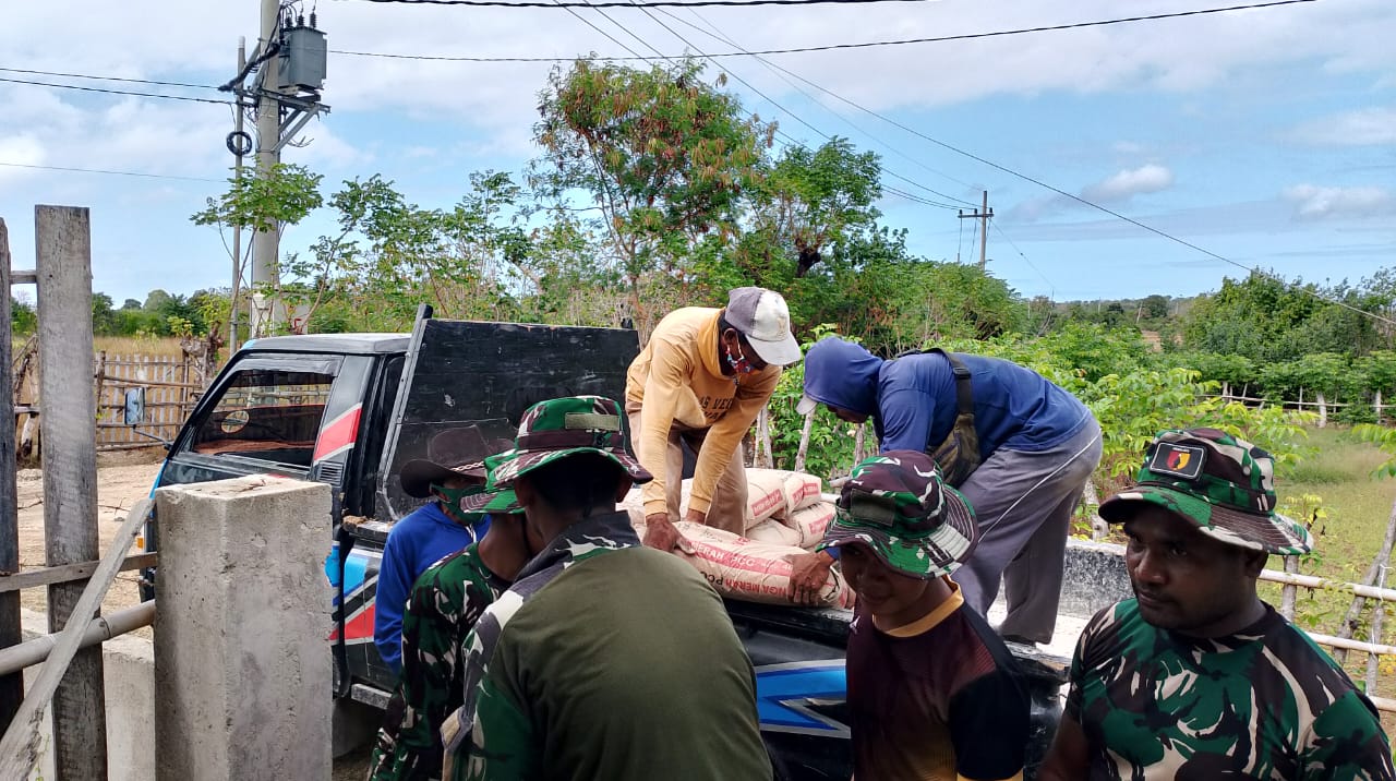 Stok Habis, Anggota Satgas TMMD Angkut Semen Ke Lokasi Pengecoran Jalan