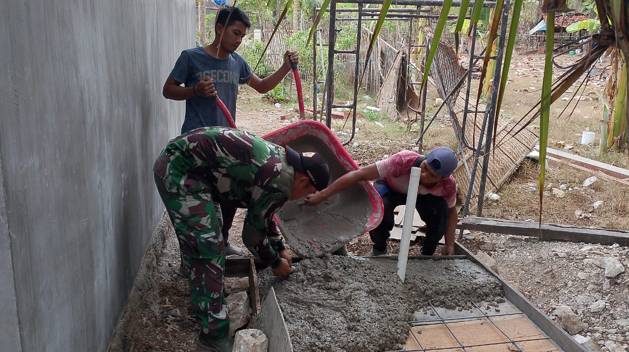 Pengecoran Septic Tank Milik Bakri Mulai Dikerjakan Anggota Satgas TMMD ke 121 Bersama Warga