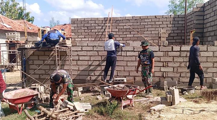 Satgas TMMD ke 121 Bantu Angkat Batako Untuk Percepat Pembangunan Rumah RTLH Milik Bakri