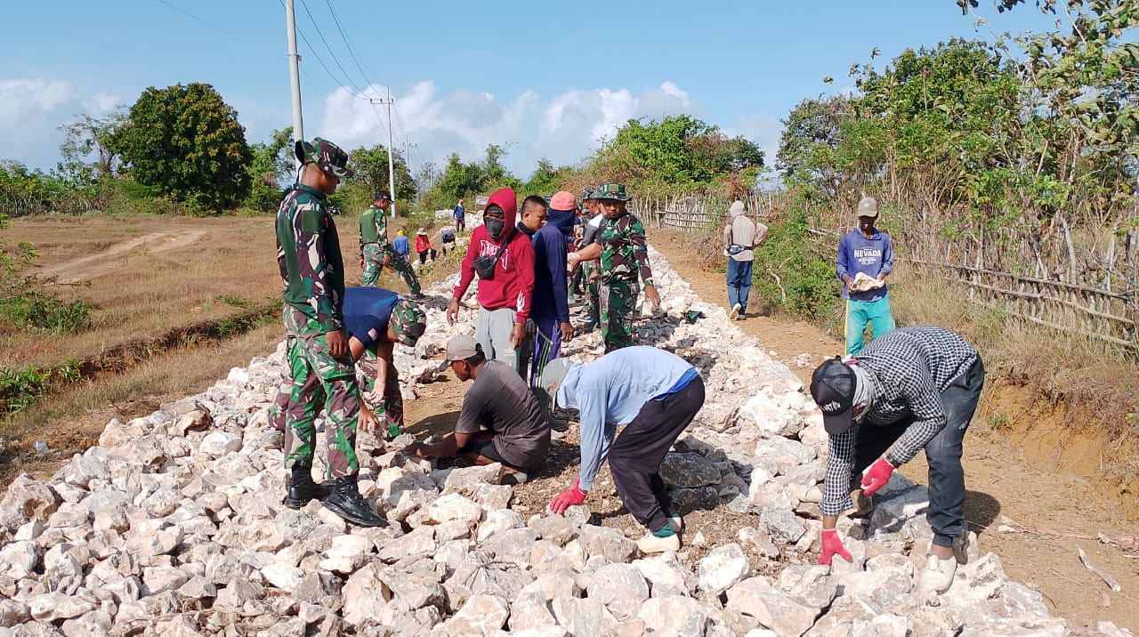 Perataan Batu Jalan Makadam, Satgas TMMD Kodim 0827/Sumenep Kerjasama Ratakan Dengan Warga