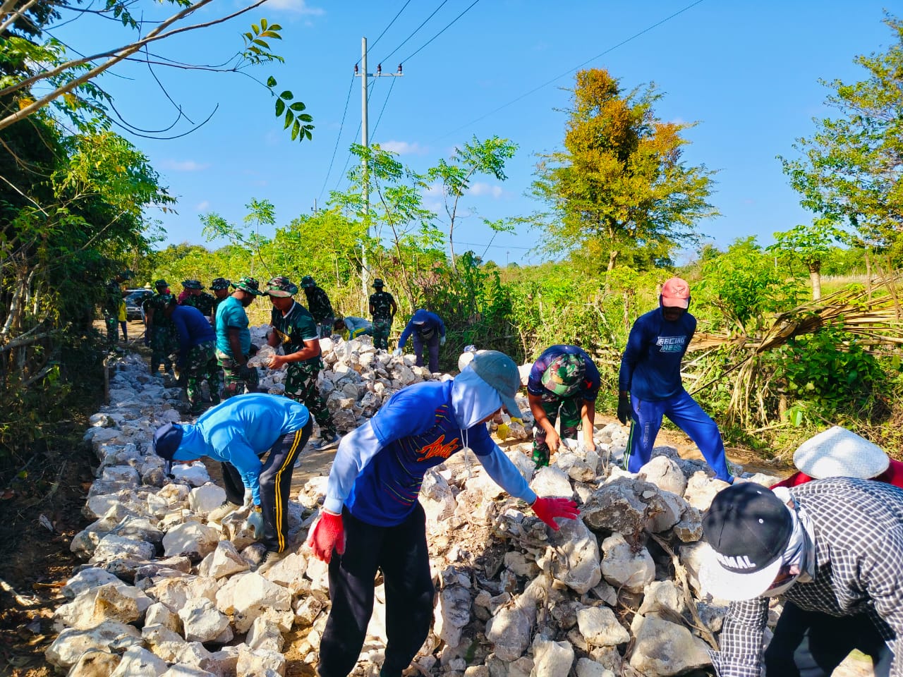 TNI Dan Warga Genjot Pembangunan Jalan Makadam TMMD ke 121 Kodim 0827/Sumenep