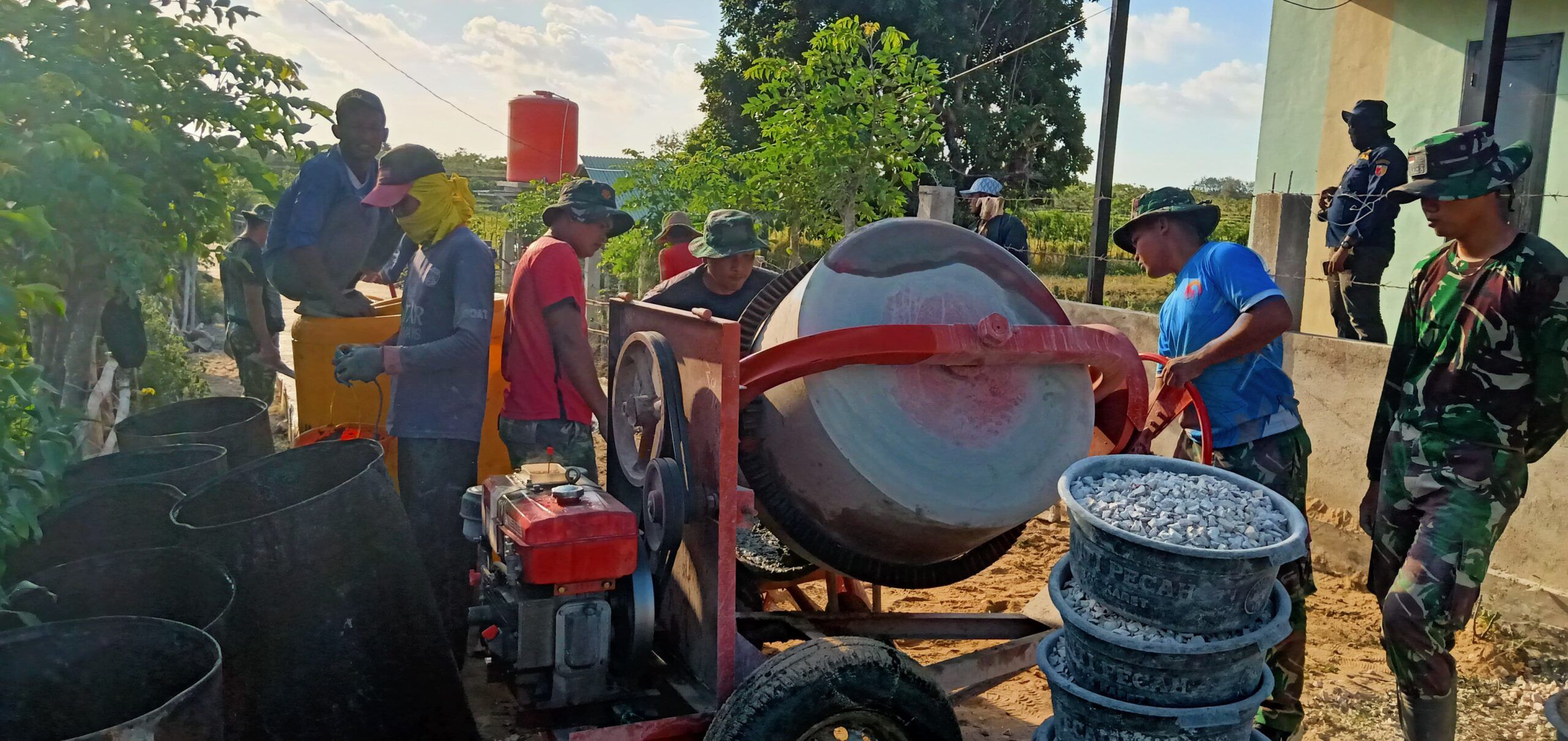 Mesin Molen Mudahkan Satgas TMMD ke 121 Lakukan  Pengecoran Jalan Makadam