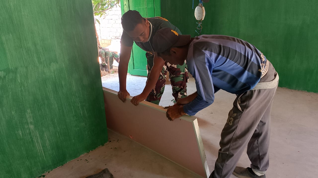 Satgas TMMD Lanjutkan Pasang Pintu Kamar Mandi RTLH Bakri