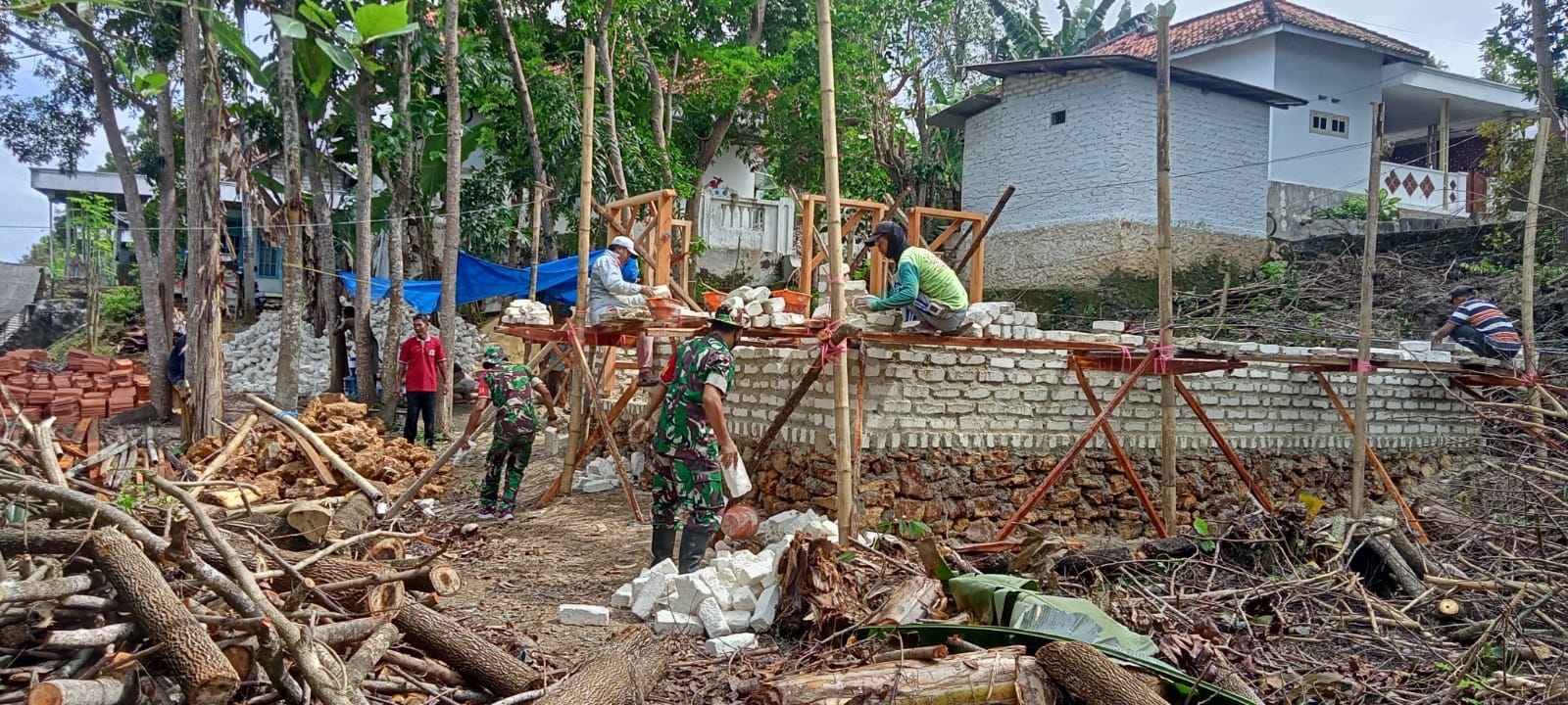 Renovasi Rumah Warga, Babinsa Sempatkan Gotong Royong Bersama Binaan