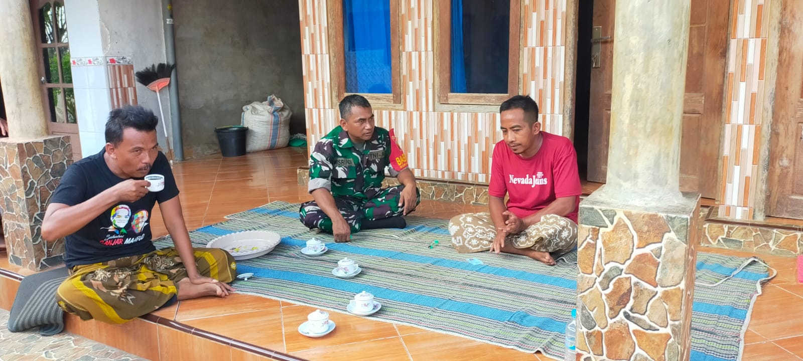 Babinsa Koramil 08/Ganding Melaksanakan Komsos di Rumah Warga