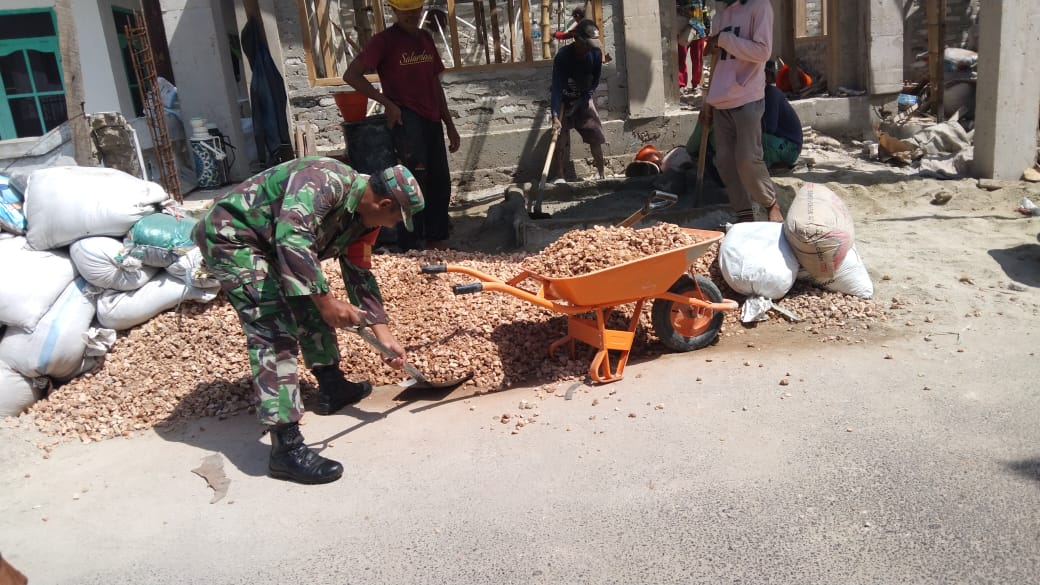 Wujud Kepedulian, Babinsa Bantu Bangun Rumah Warga