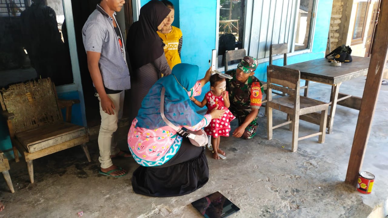 Percepat Penurunan Stunting, Babinsa Koramil 0827/09 Pragaan Dampingi Bidan Desa