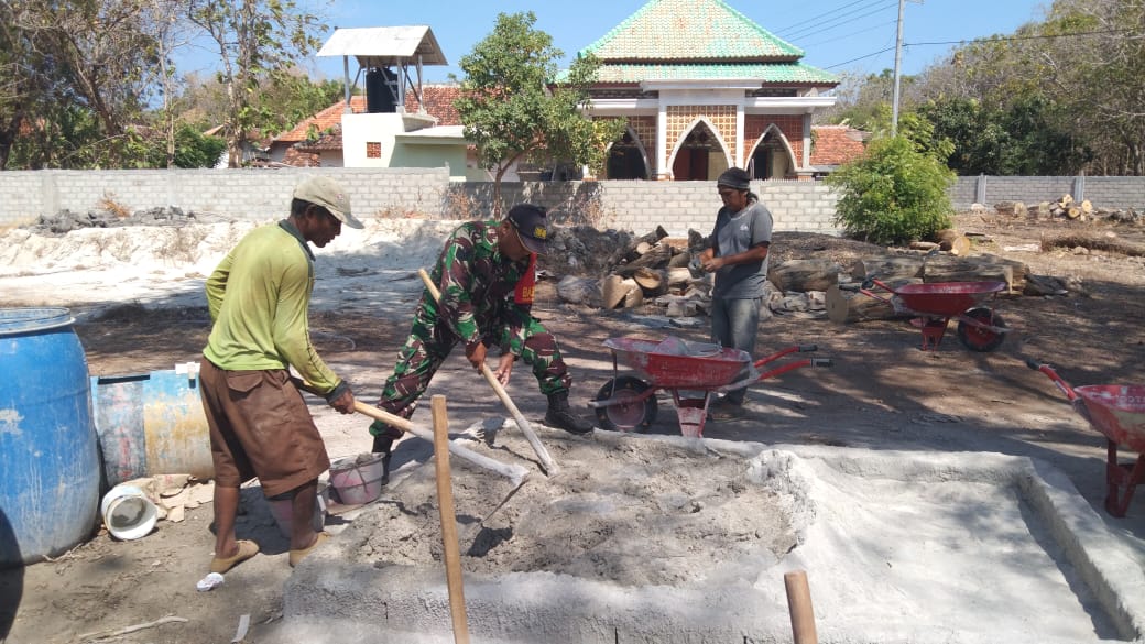 Bantu Bangun Pagar, Babinsa Turun Lapangan