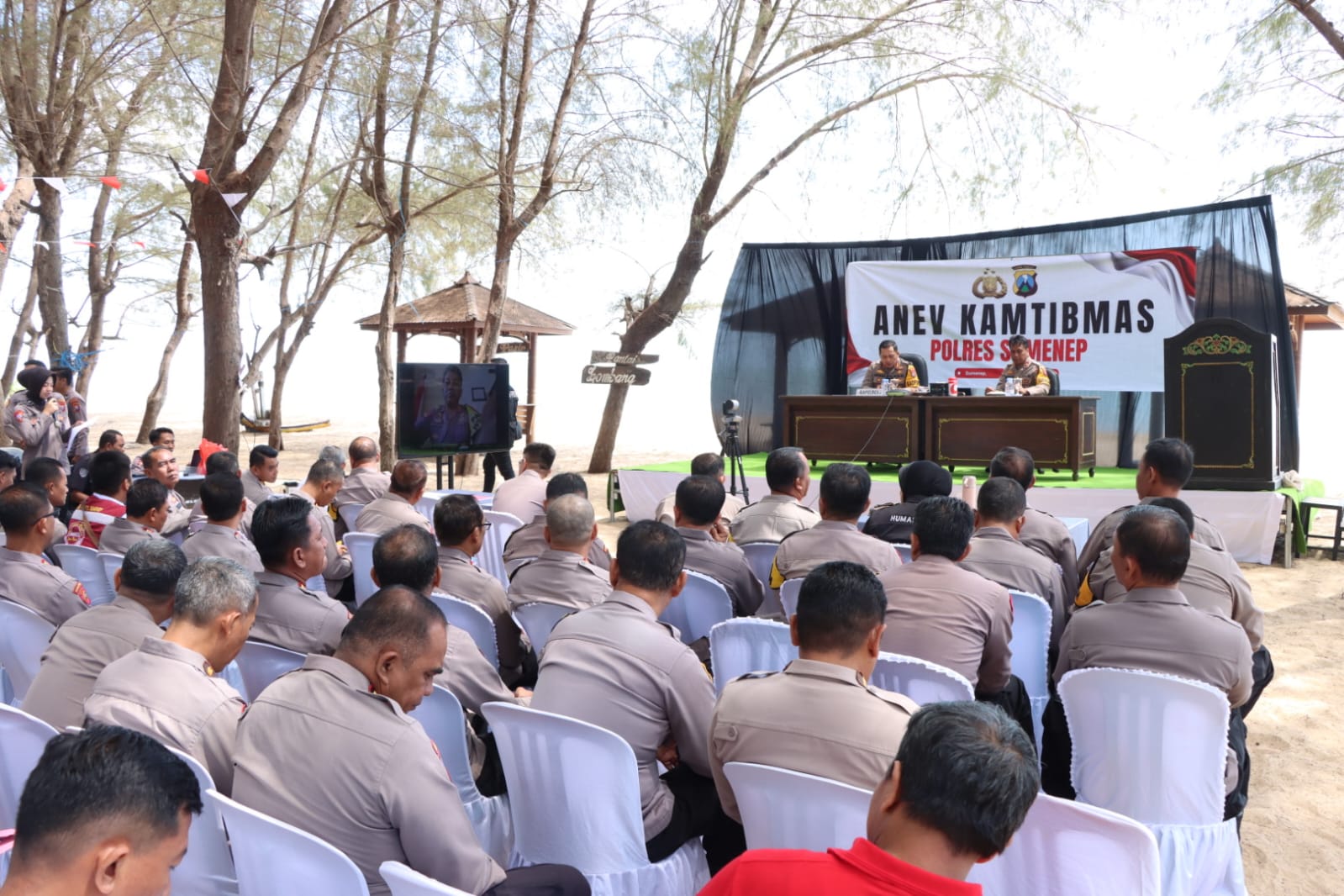 Polres Sumenep Gelar Anev Kamtibmas di Pantai Lombang Polres Sumenep Gelar Anev Kamtibmas di Pantai Lombang