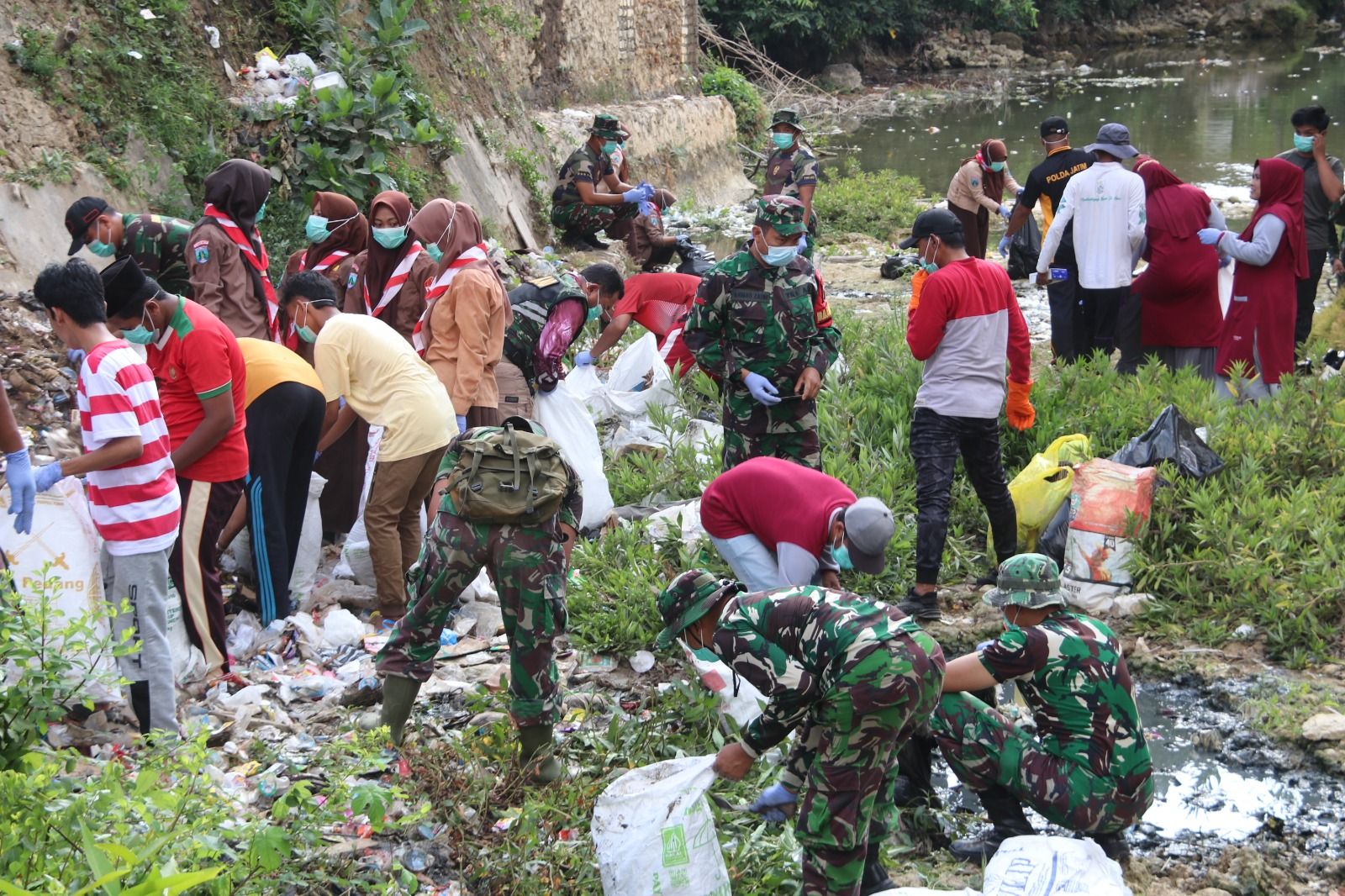 Kodim 0827/Sumenep Gotong Royong Bersihkan Sungai, Peringati HUT Ke 79 TNI
