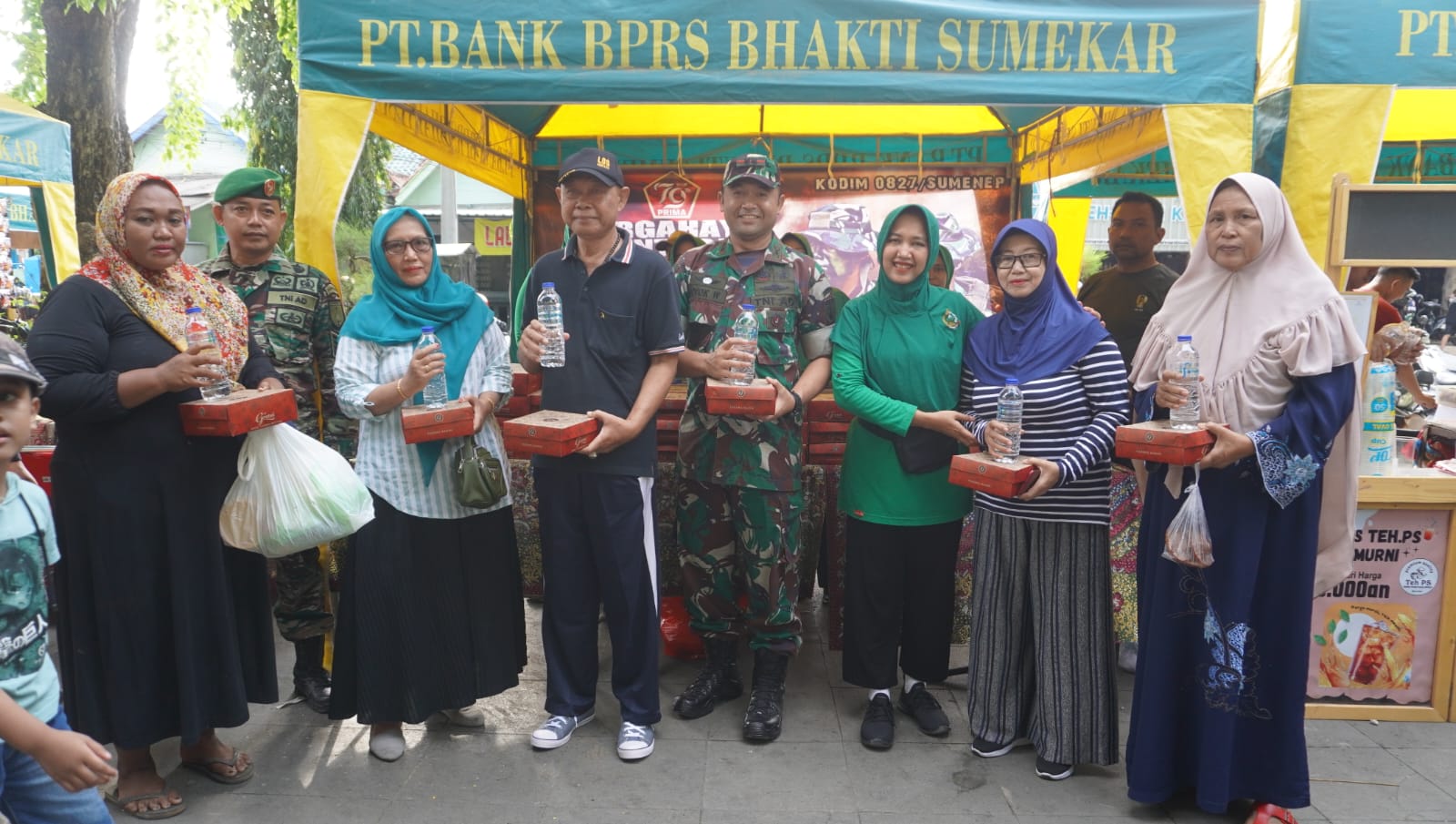 HUT ke-79 TNI, Kodim 0827/Sumenep Bagikan 300 Nasi Kotak untuk Masyarakat