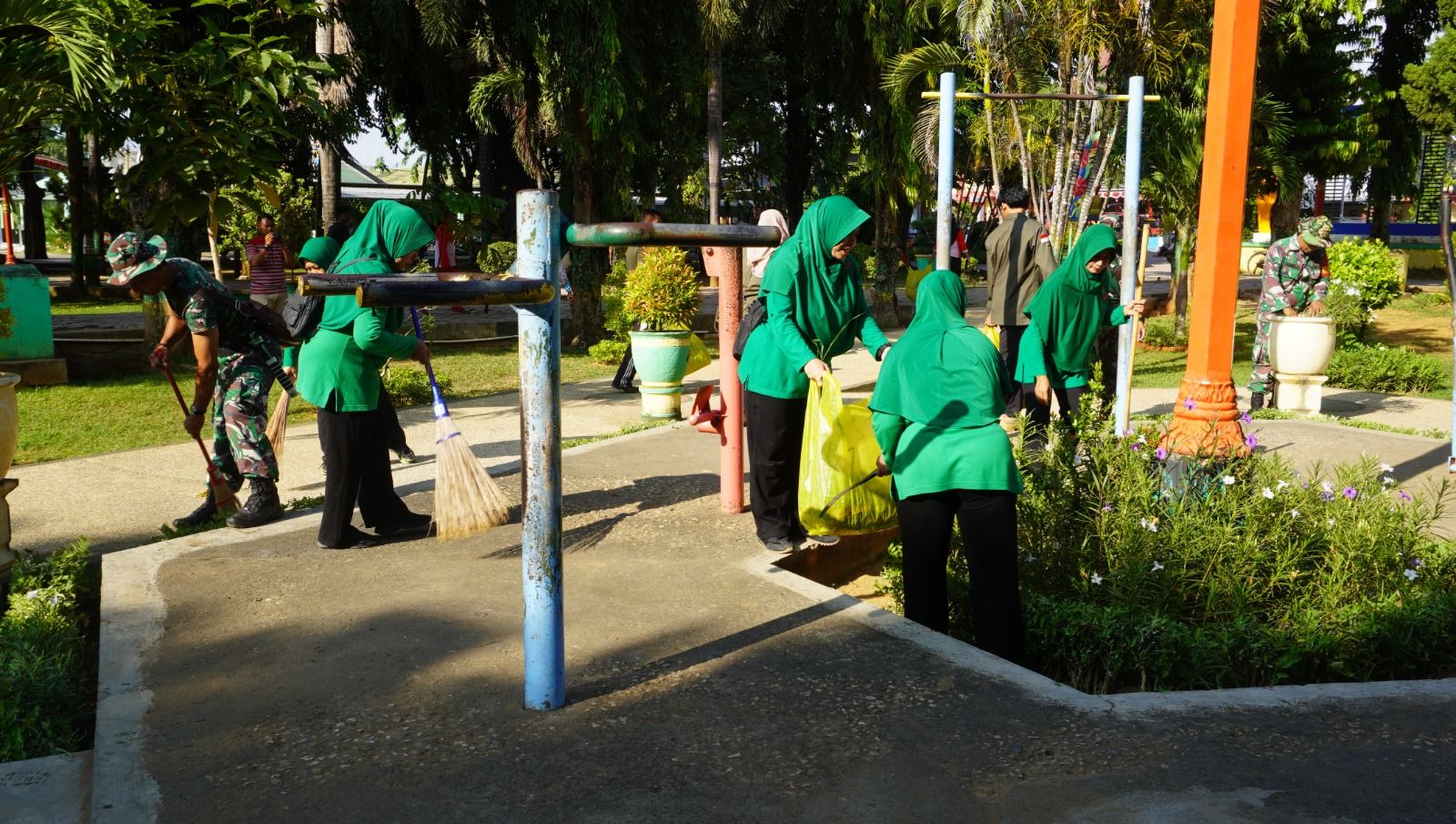 Kodim 0827/Sumenep Gelar Karya Bakti Pembersihan Fasilitas Umum