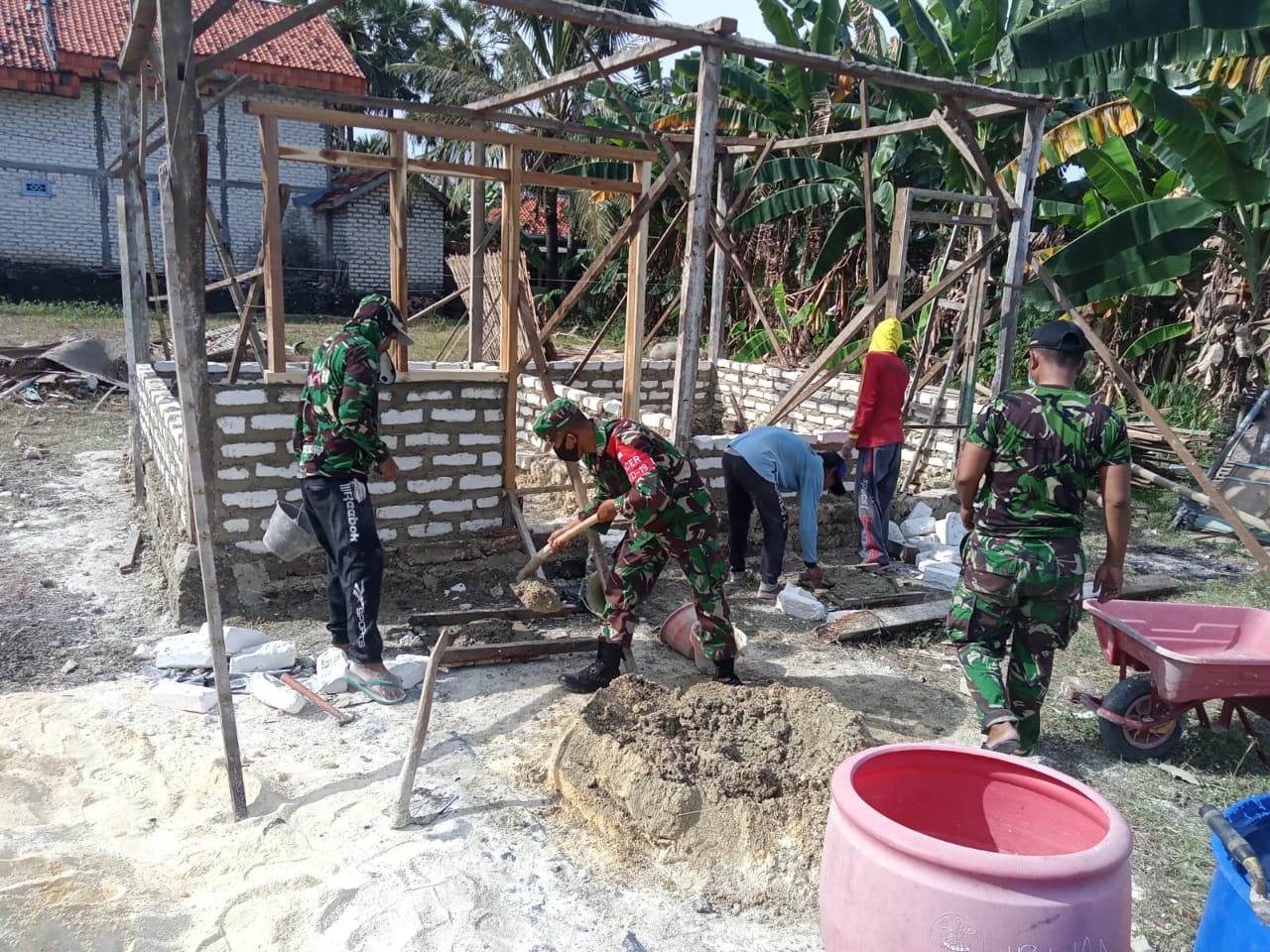 Bantu Rrnovasi Rumah, Babinsa Laksanakan Karya Bakti Bersama Masyarakat