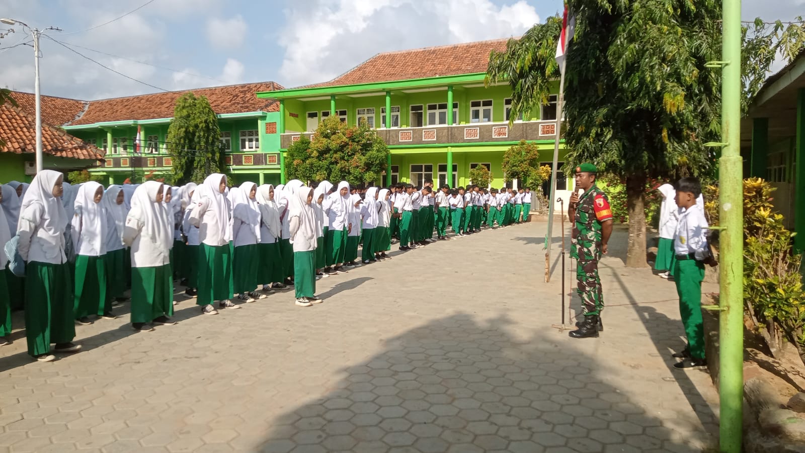 Jadi Pembina Upacara di Sekolah, Babinsa Berikan Materi Wawasan Kebangsaan
