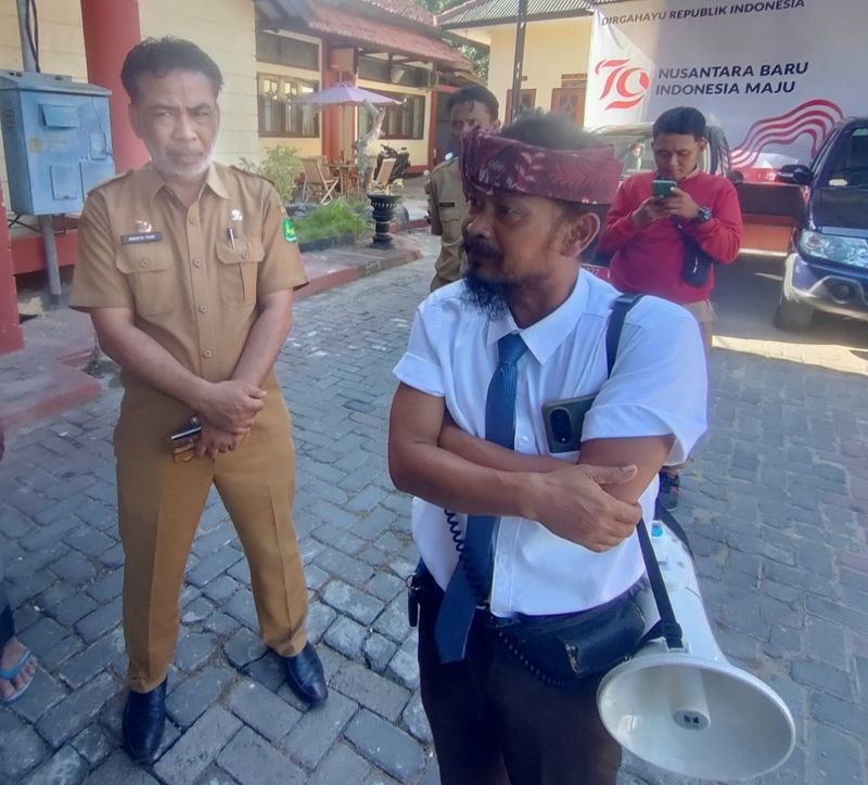 Advokat Kurniadi Demo Kejari dan DPMD Sumenep , Minta Kades Pengarangan Dipecat