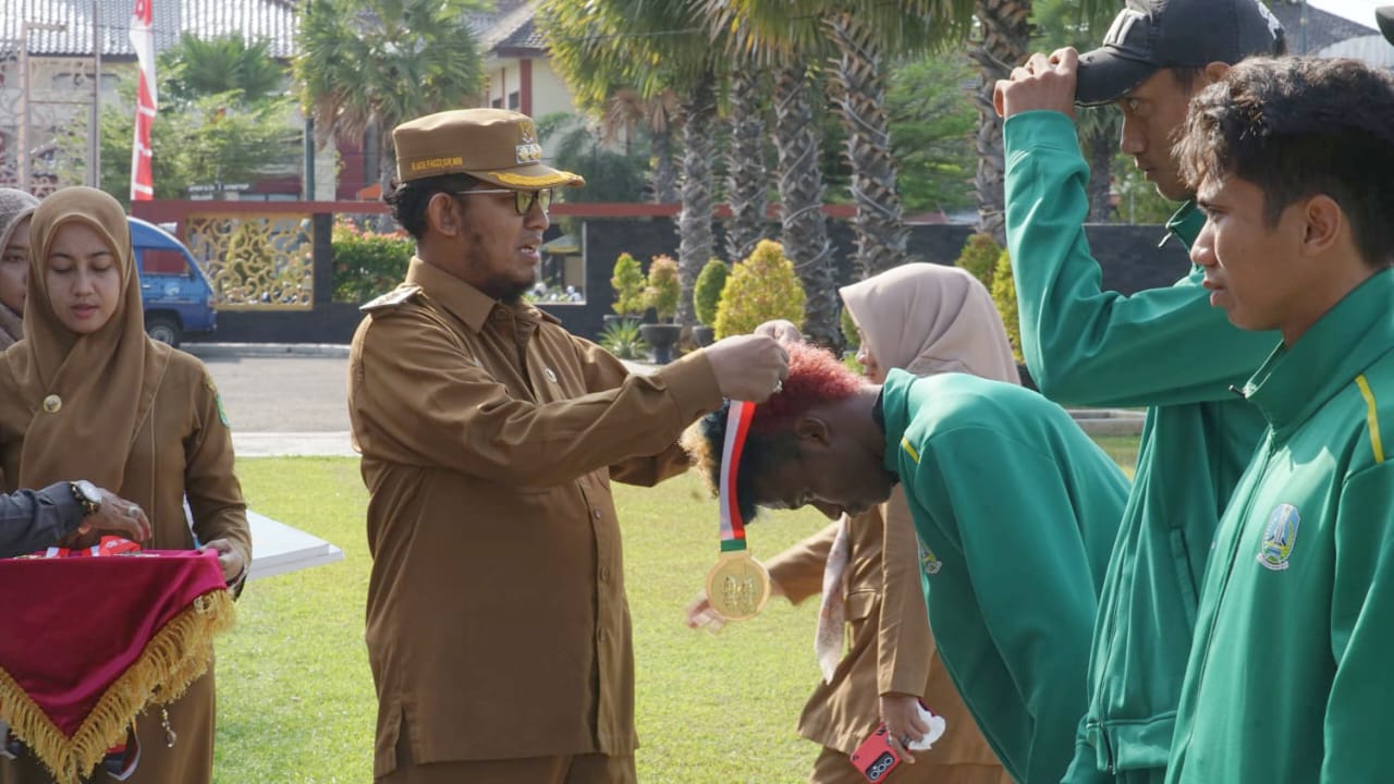 Bupati Fauzi Beri Penghargaan bagi Atlet dan Kafilah Berprestasi