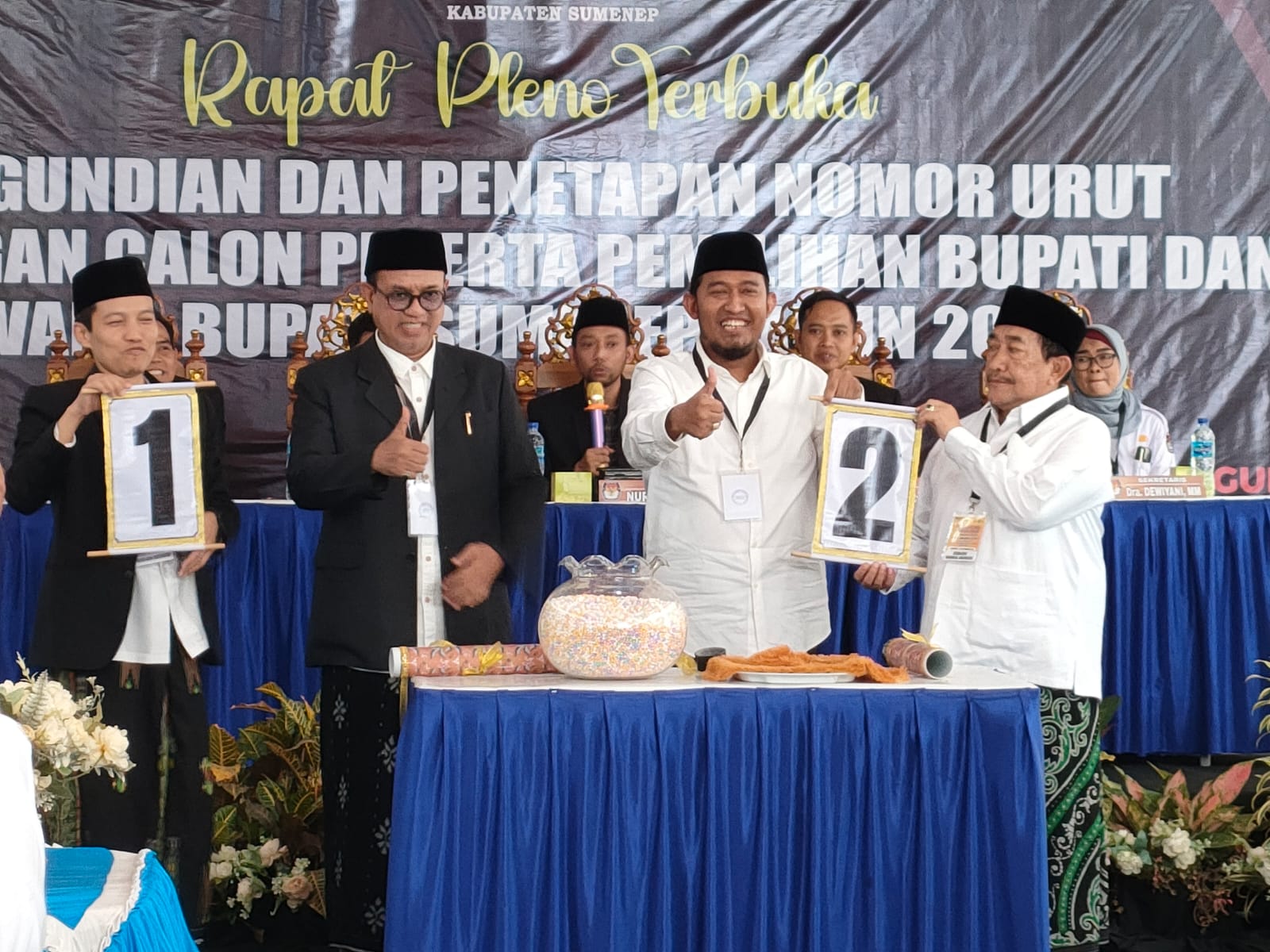 Paslon Cabup-Cawabup Sumenep, Terlihat Beda Perlakuan Saat Pegang Nomor Urut