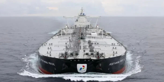tanker-raksasa-pertamina-pride-selat-hormuz-2026 Kapal tanker raksasa Pertamina Pride yang tertahan di kawasan Selat Hormuz akibat konflik Iran dan koalisi global.