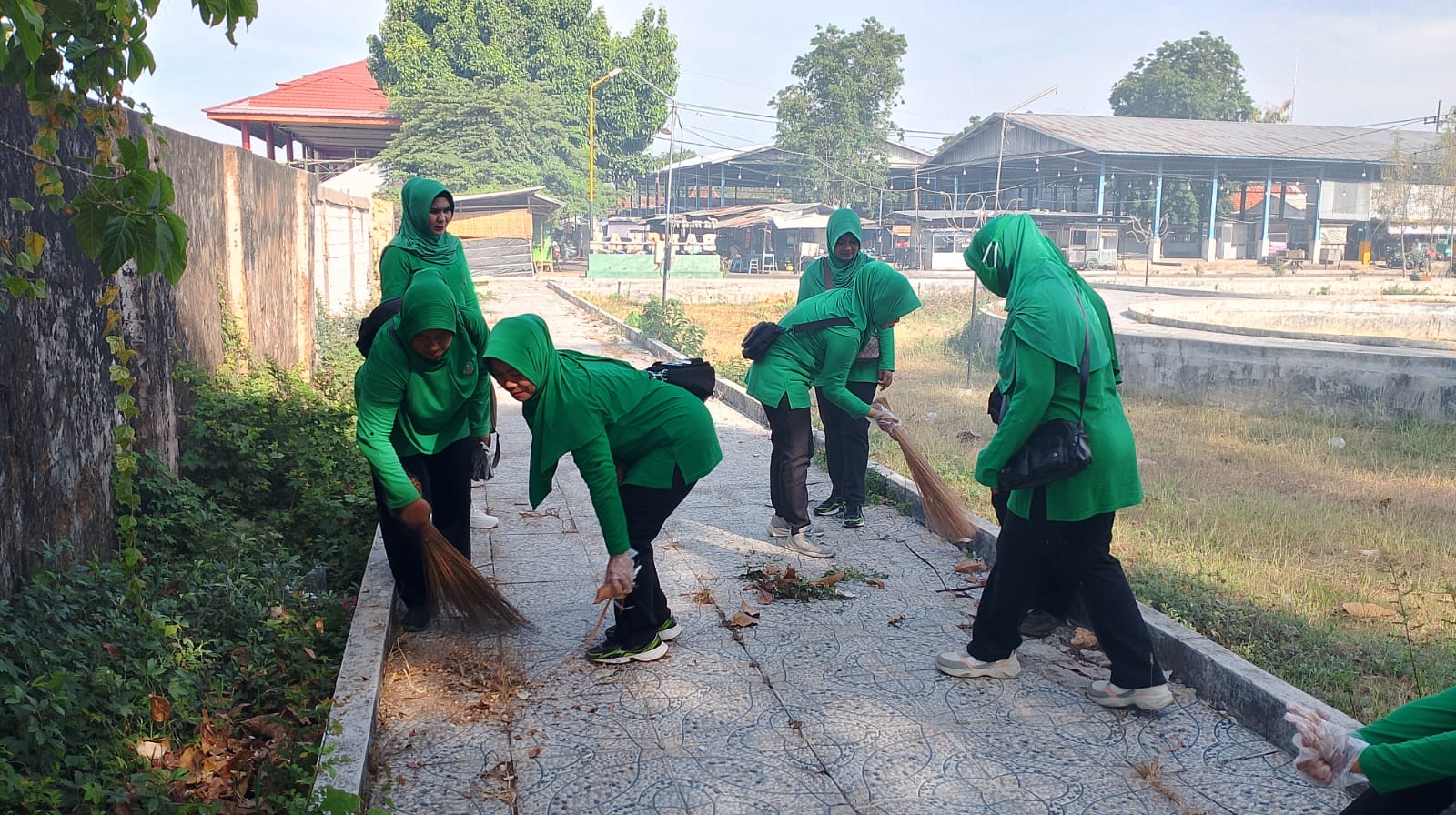 Kodim 0827/Sumenep Bersih-Bersih Pasar, Peringati HUT ke 79 TNI