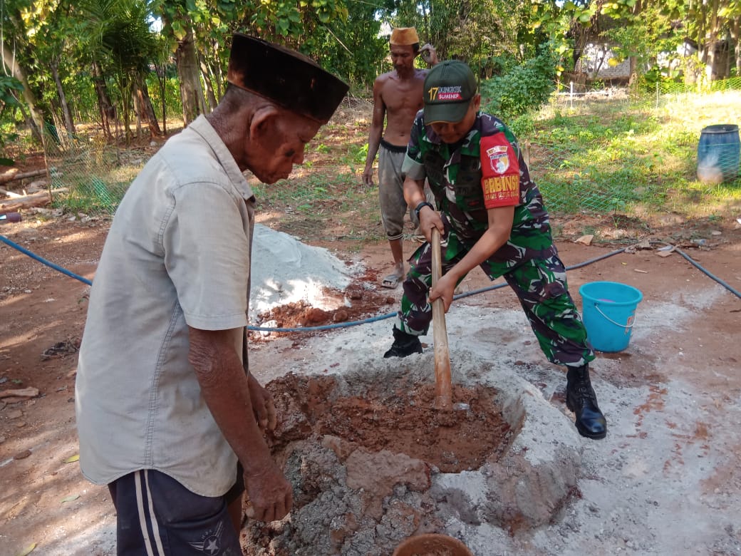 Libatkan Diri Secara Langsung, Babinsa Gotong Royong Bangun Rumah Masyarakat