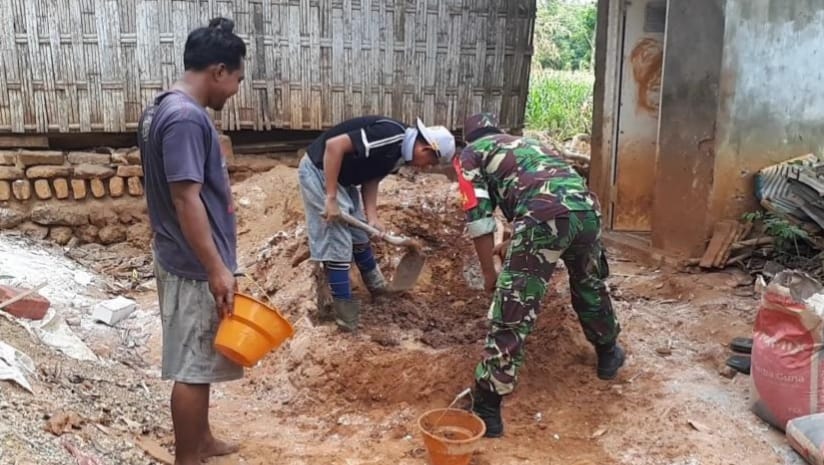 Ikhlas Penuh Semangat, Babinsa Bantu Pembangunan Rumah Warga