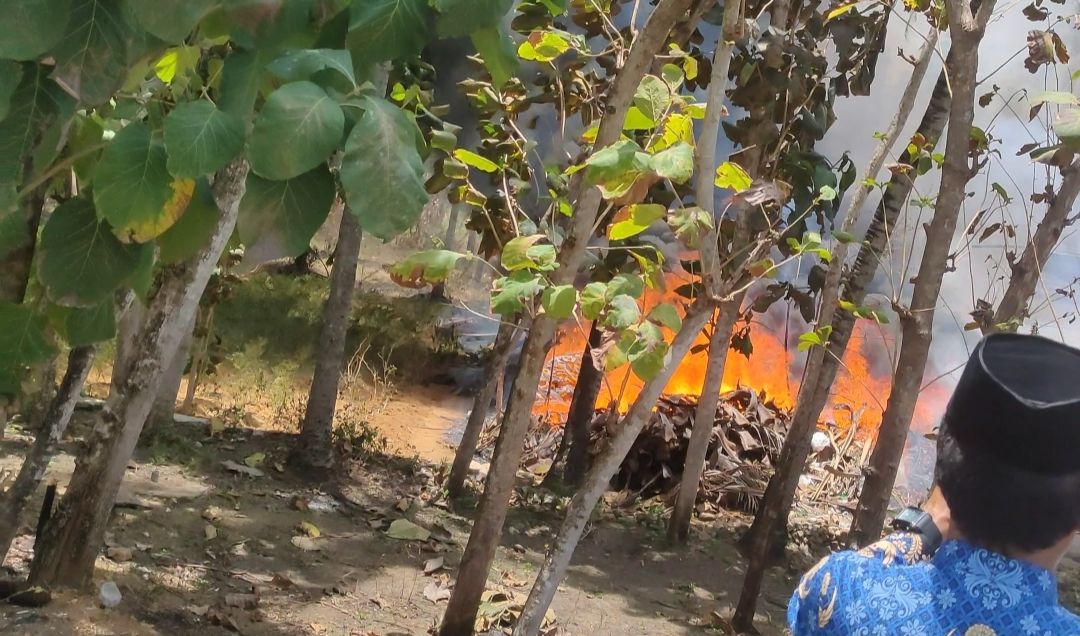Breaking News: Rumah dan Gudang Tak Jauh Dari Polsek Lenteng Hangus Terbakar
