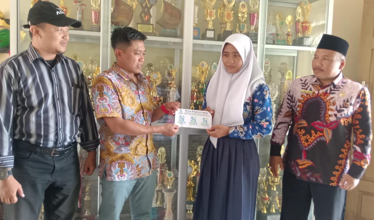 Siswi Berhijab Jadi Atlet Renang di level Asia Tenggara, ISSITA Sumenep Beri Apresiasi