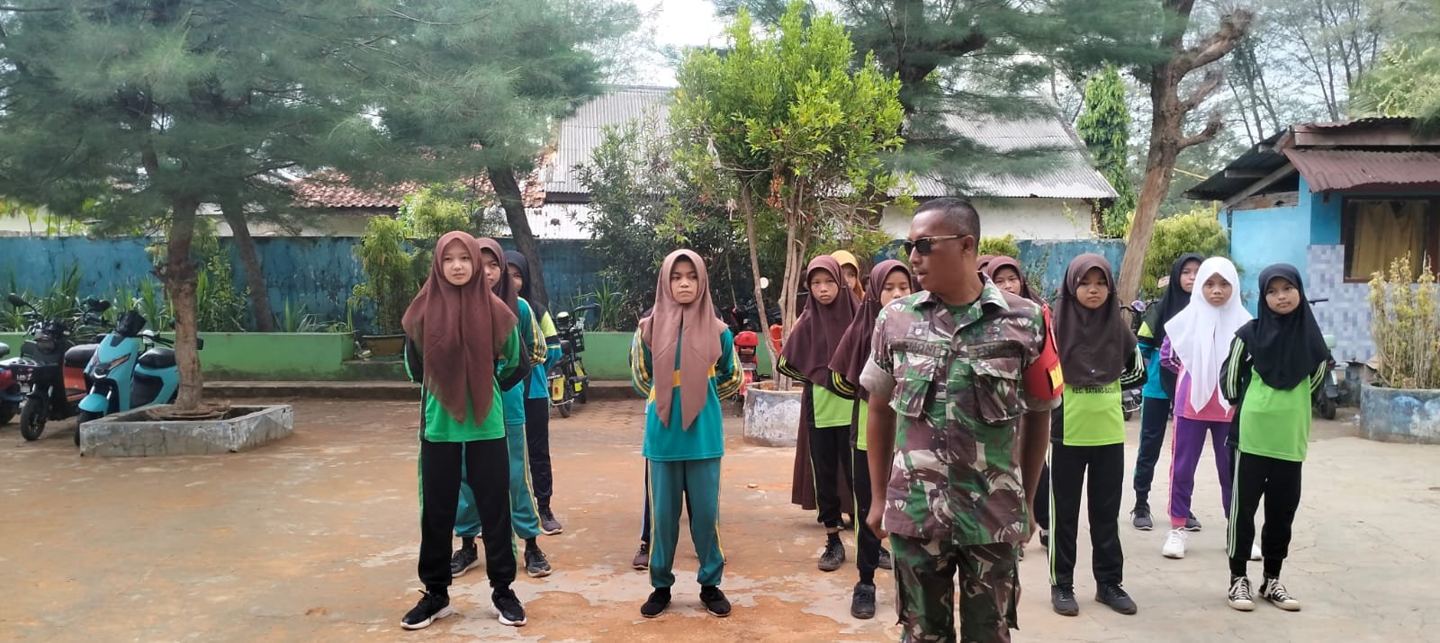 Bentuk Generasi Berkarakter, Babinsa Latih Baris Berbaris di Batang Batang