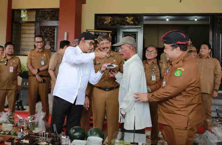 Momen Bupati Fauzi Suapi Tukang Becak, Bikin Melongo Pejabat Pemkab
