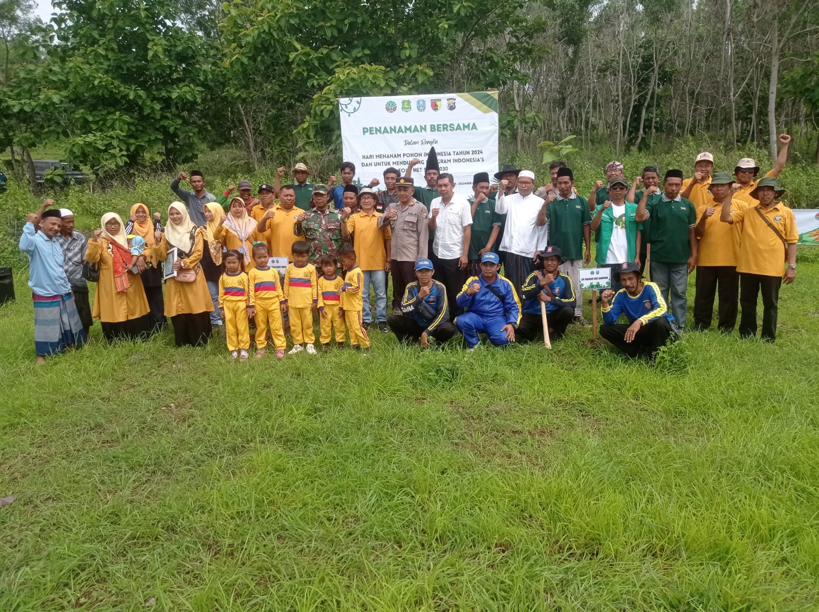 Babinsa Ikut Tanam Pohon Bersama, Dukung Indonesia’s Folu Net Sink 2030 di Ganding