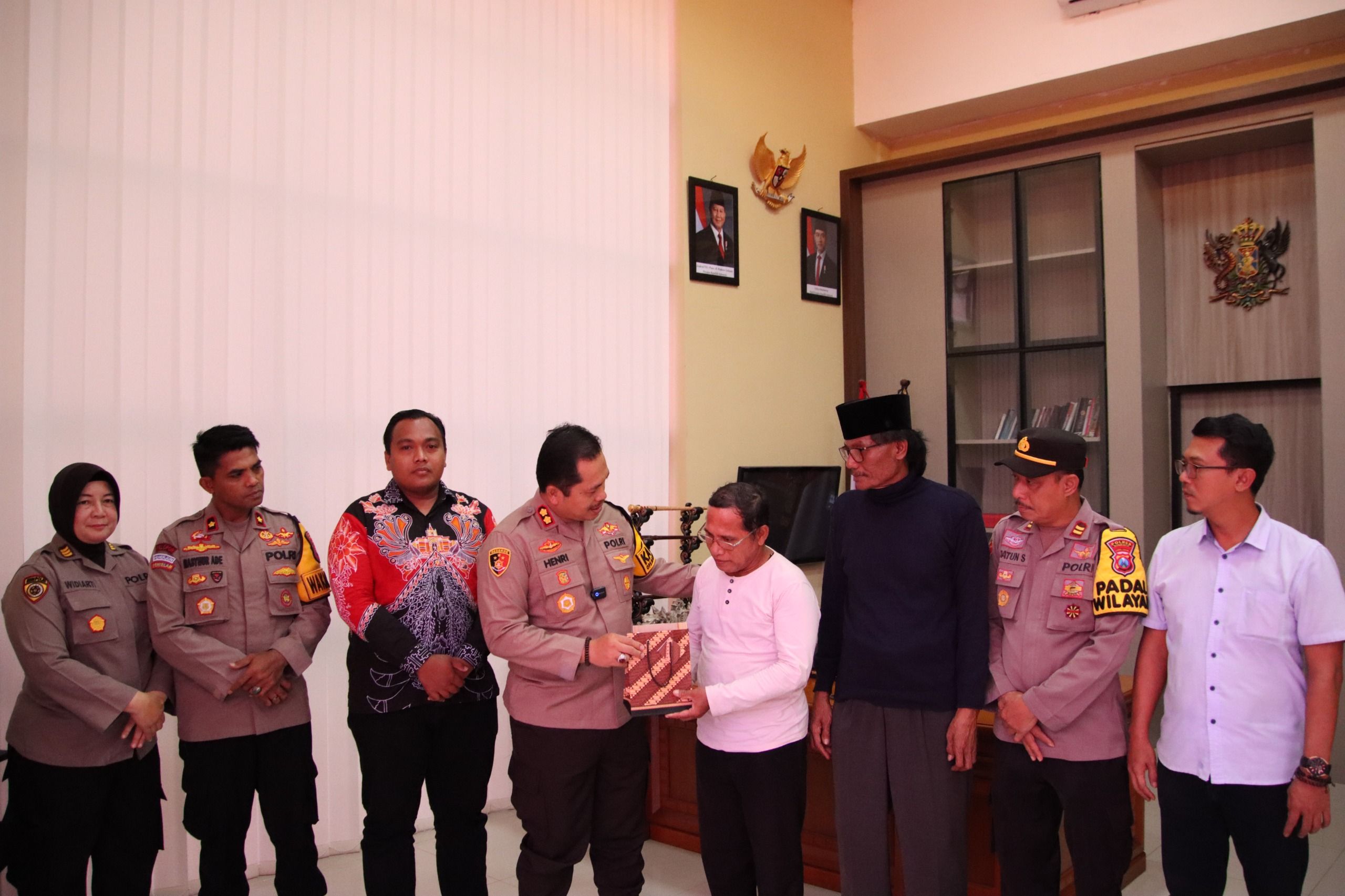 Speda Motor Guru Dibakar, Kapolres Sumenep Beri Bantuan dan Perlindungan