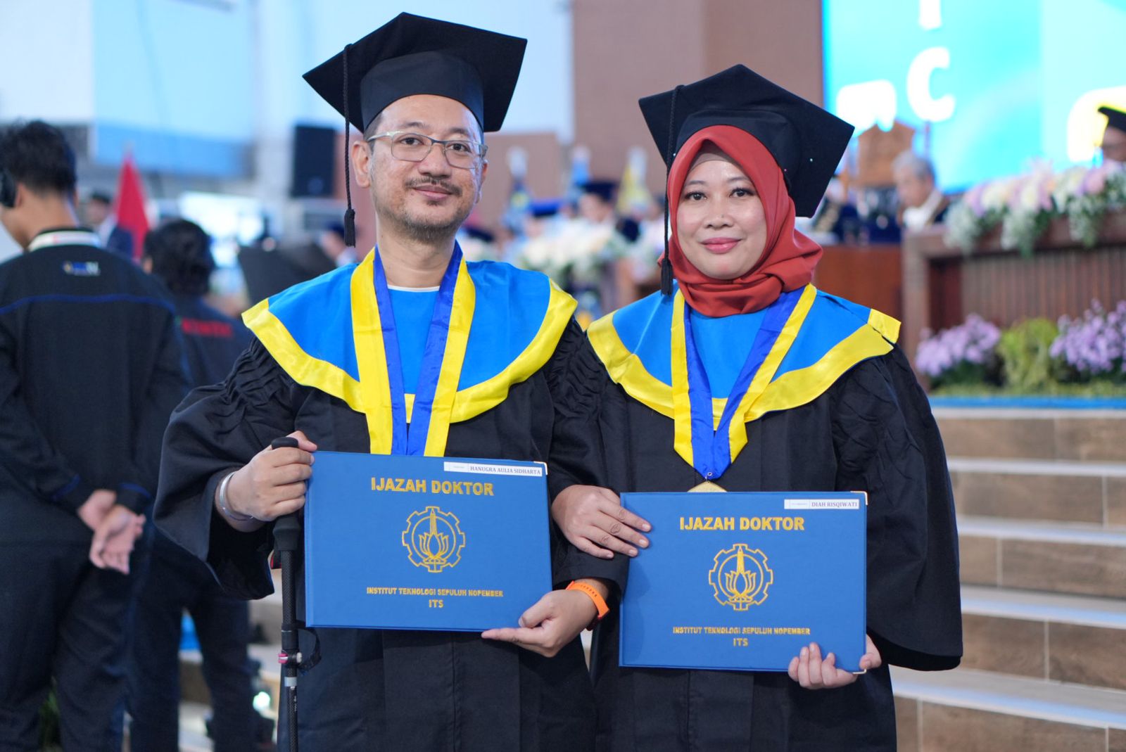 Setia dalam Suka dan Duka, Pasutri Wisuda Doktor Bersama di ITS