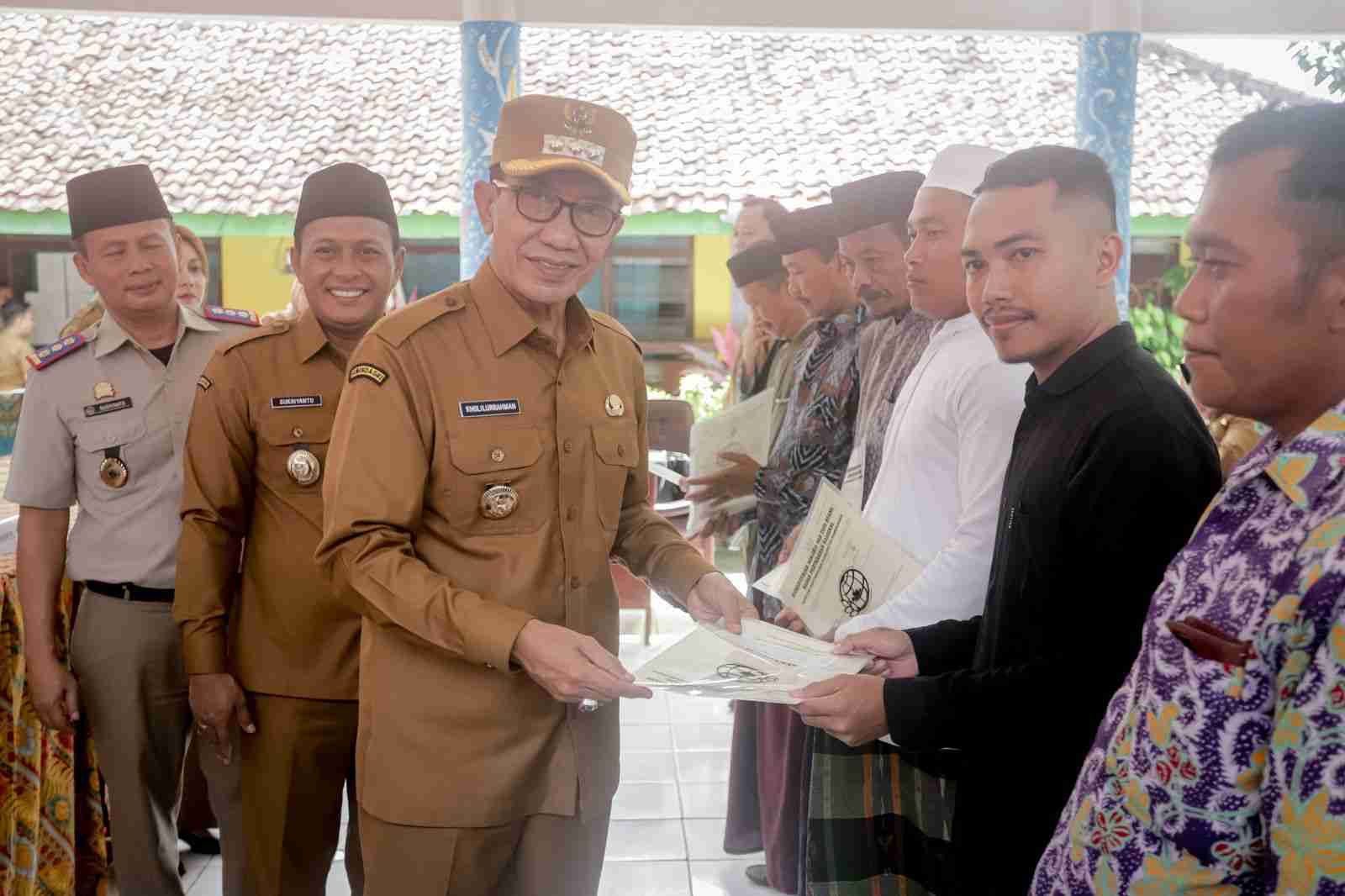 Bupati Pamekasan Serahkan Sertifikat Tanah Warga