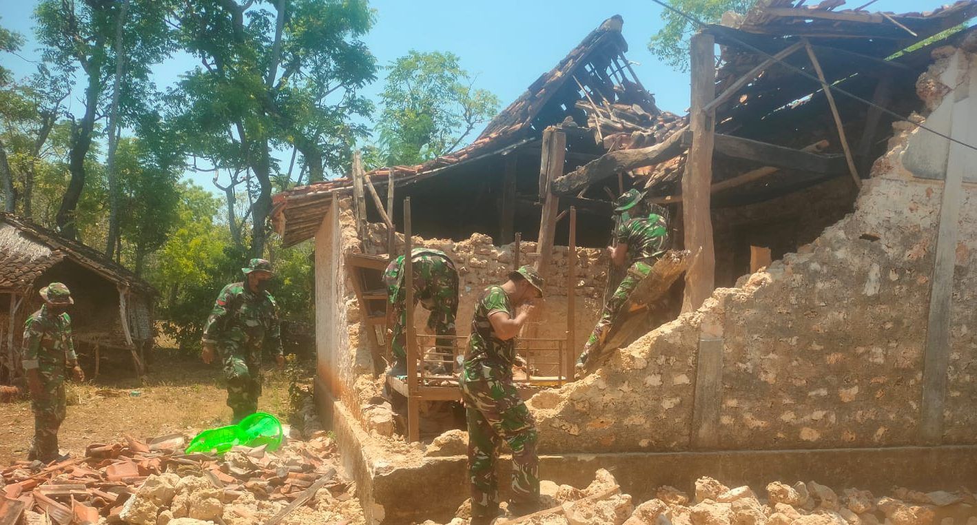 Prajurit TNI dan Warga Bahu-Membahu Bangkit dari Reruntuhan di Sapudi